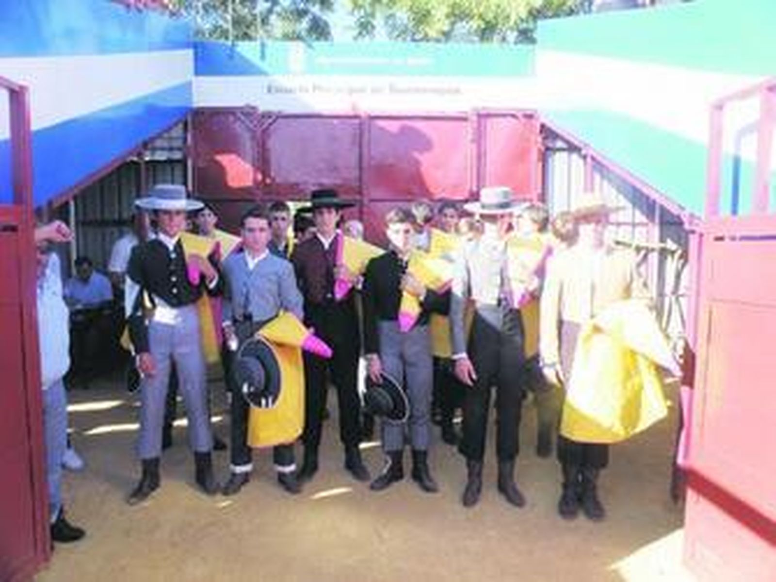 Los alumnos que intervinieron en la clase práctica que puso fin a las actividades del curso taurino 2009.