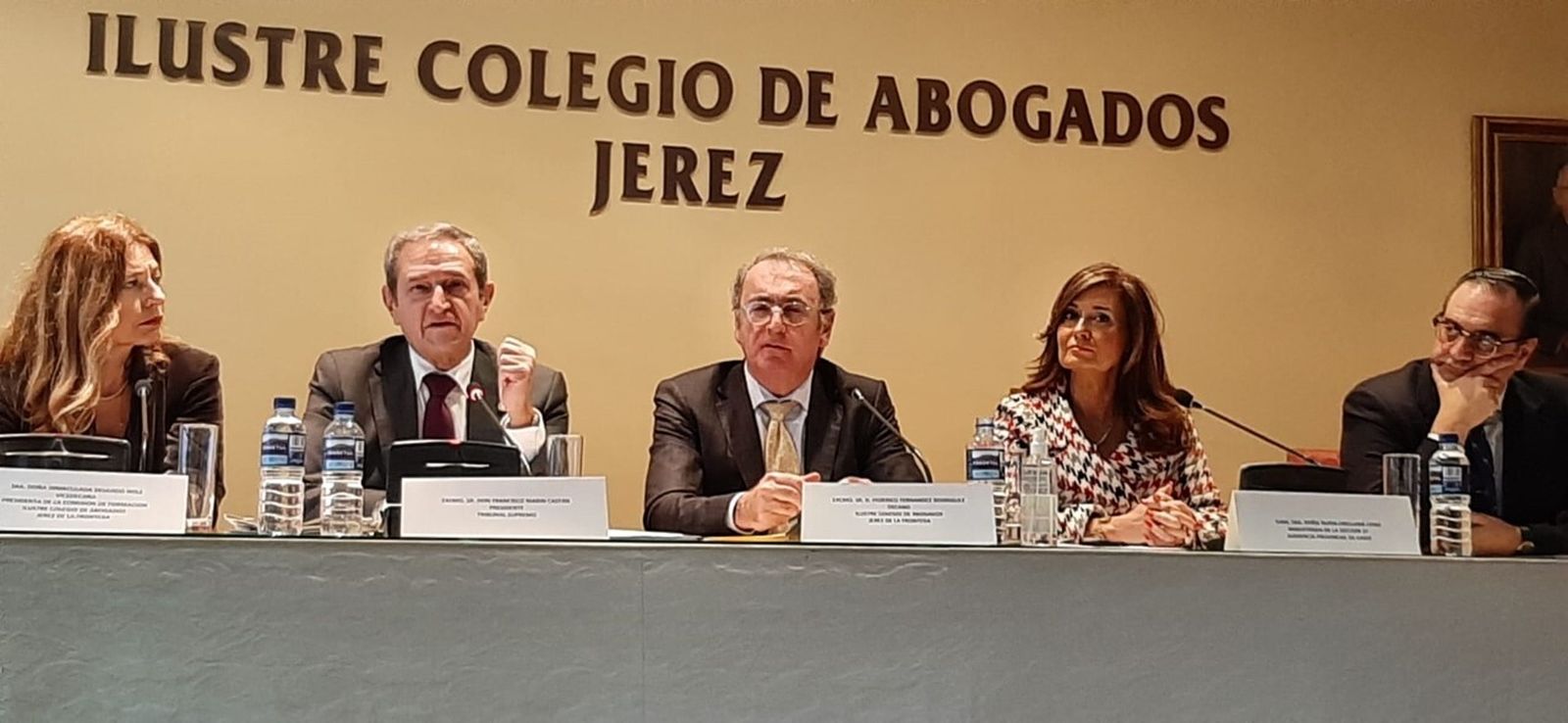 Francisco Marín, (2 izqda) en el Colegio de abogados de Jerez