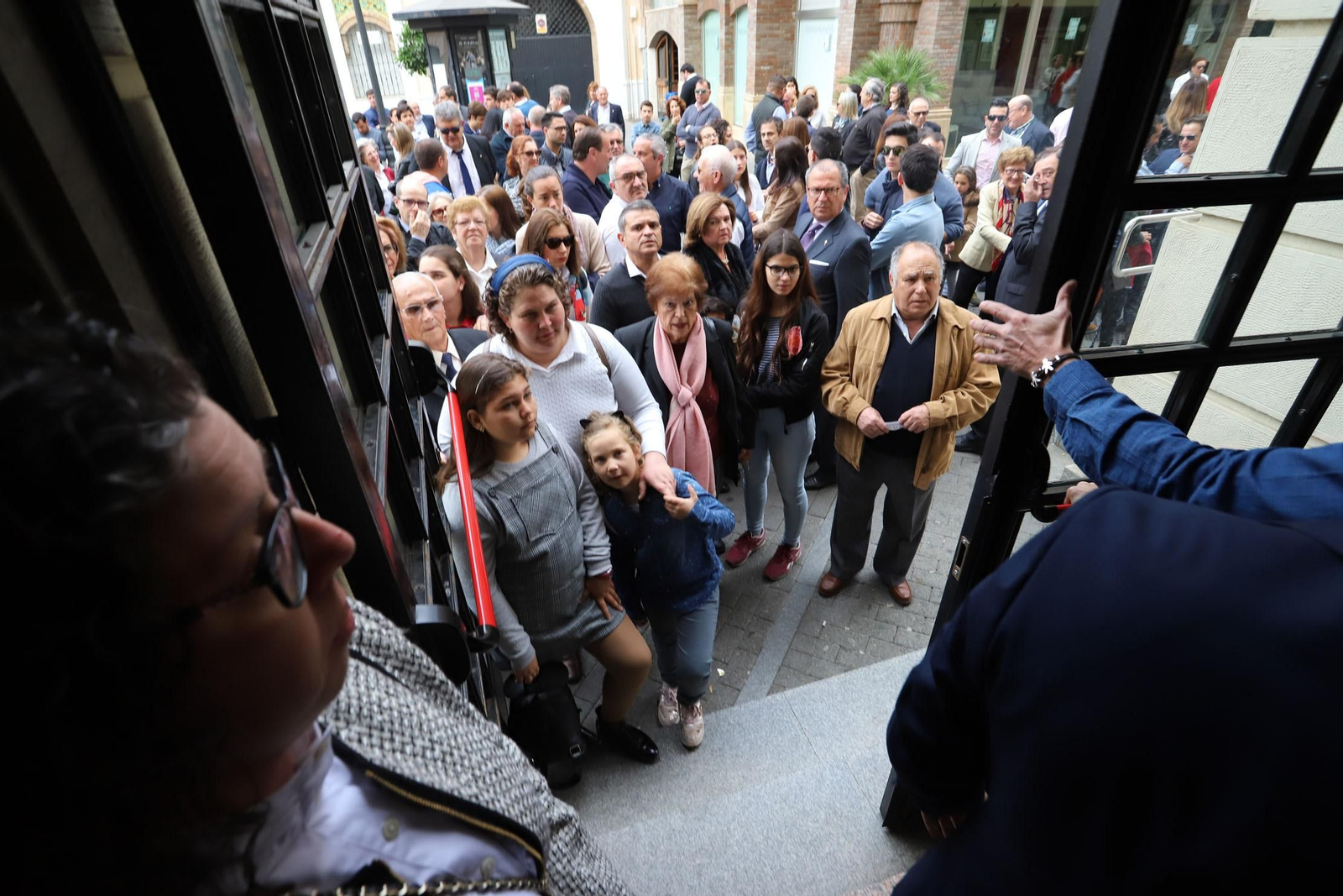Presentan manto de la Virgen del Amor.