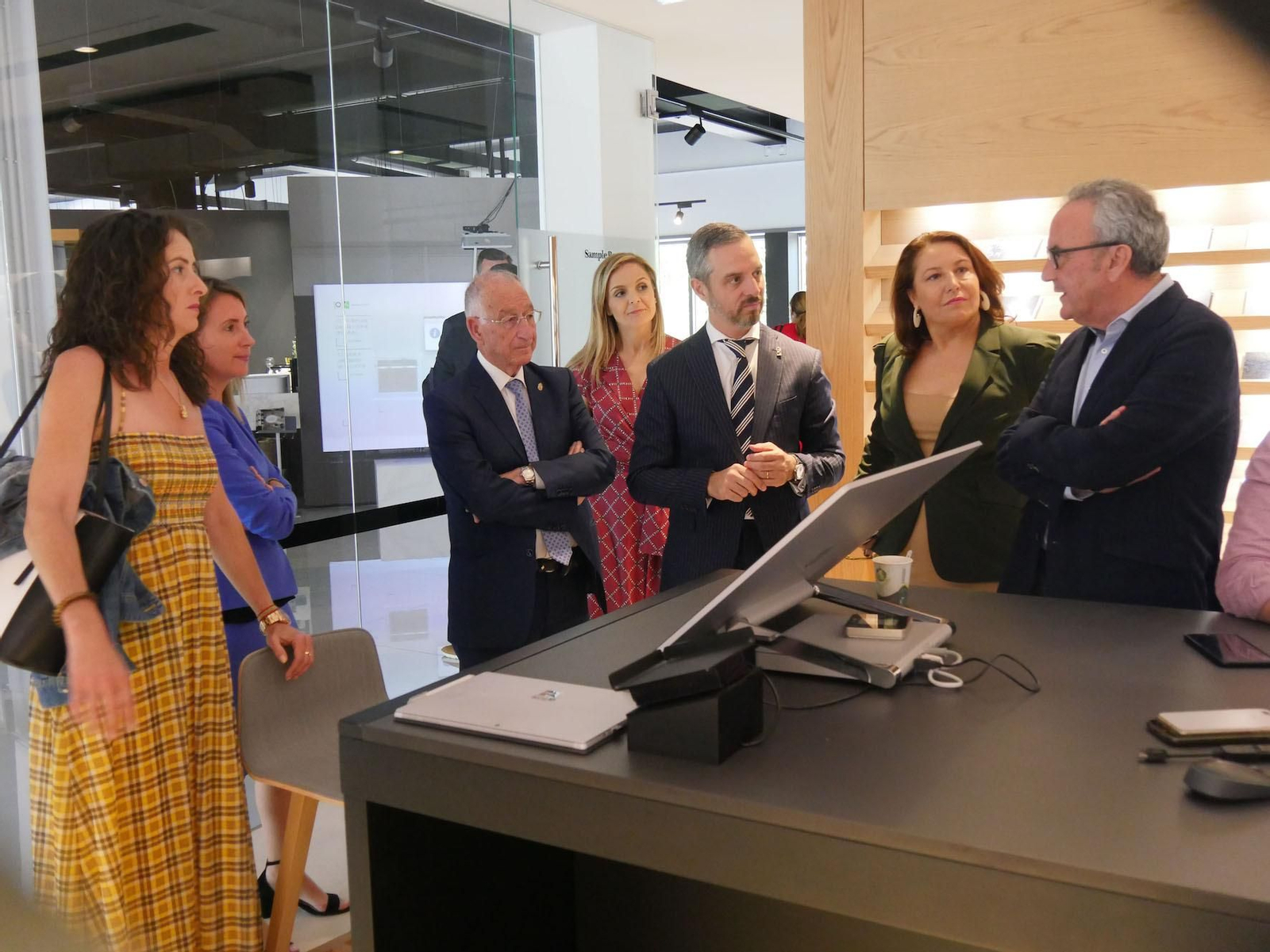 El presidente de Grupo Cosentino, Francisco Martínez-Cosentino, durante la visita de los consejeros de Agricultura y Hacienda a la sede de la empresa, hace sólo unos días.