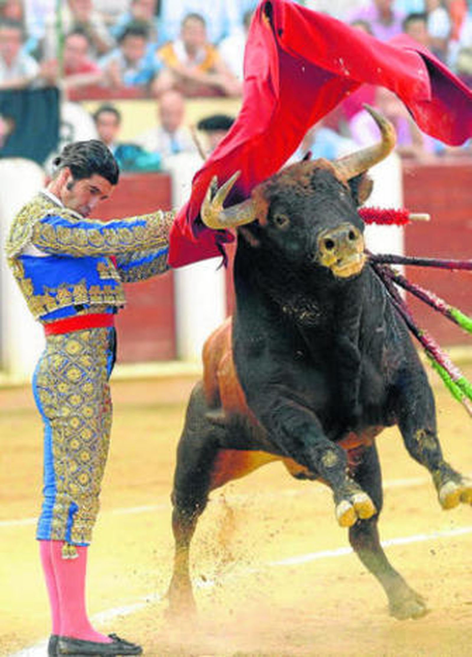 Precioso muletazo por alto de Morante a uno de sus toros.