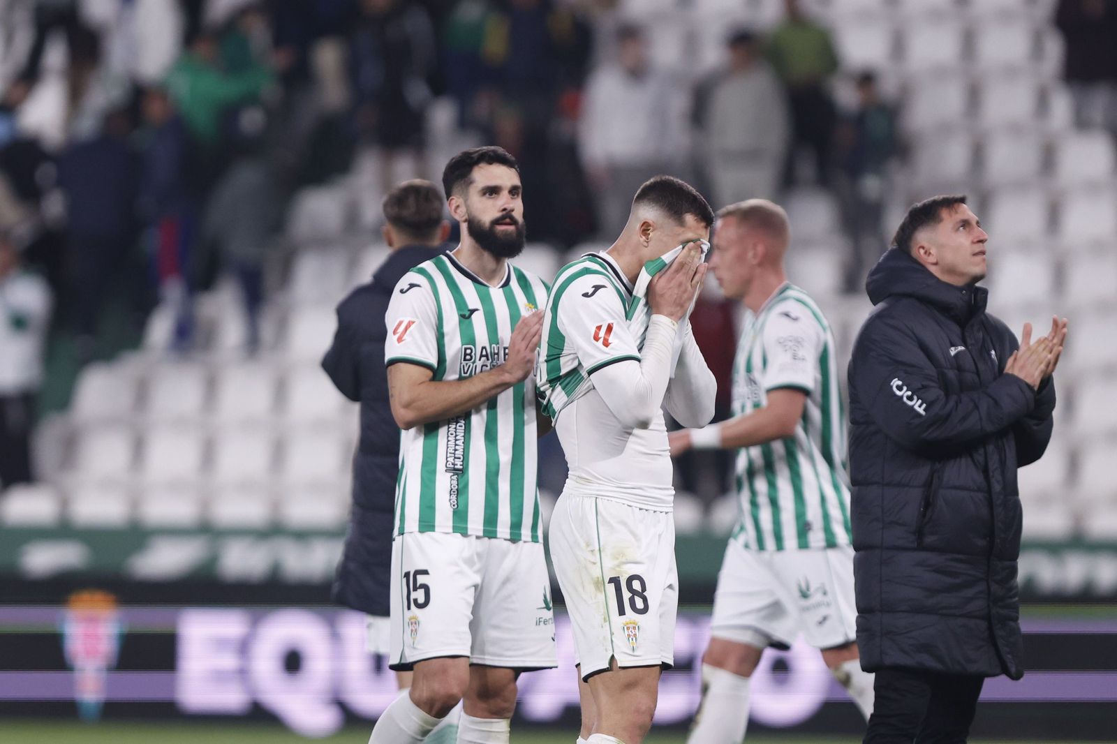 Adri Fuentes se lamenta y Sintes y Carracedo aplauden a la grada tras el revés ante el Andorra.