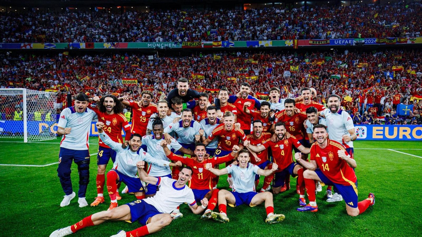La Selección Española festeja su pase a la final después del partido contra Francia.