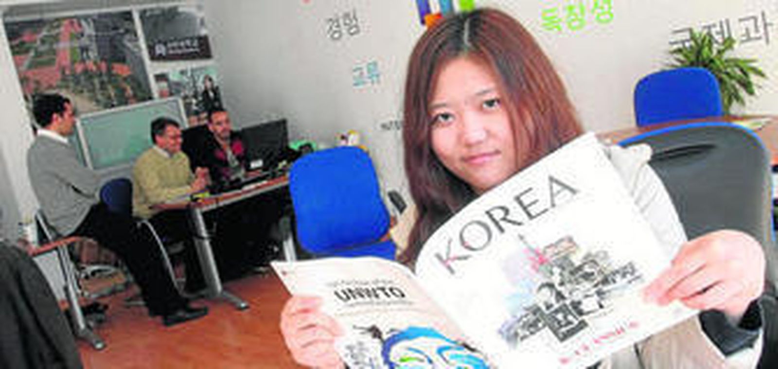 Una estudiante coreana en la Oficina de la Universidad de Incheon en la UMA.