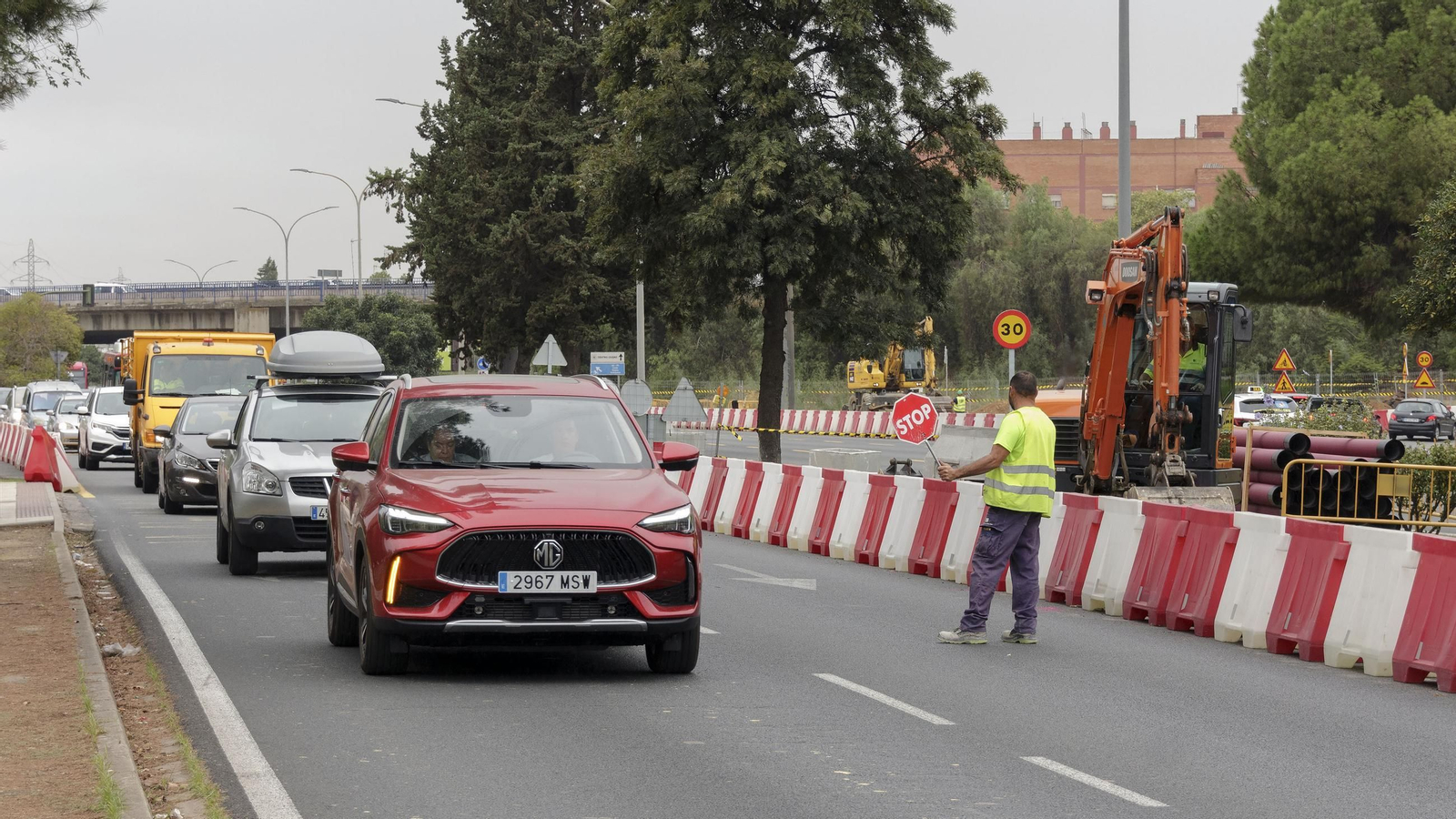 Obras de la construcción del carril del tranvibus que conectará Santa Justa, Sevilla Este y Torreblanca
