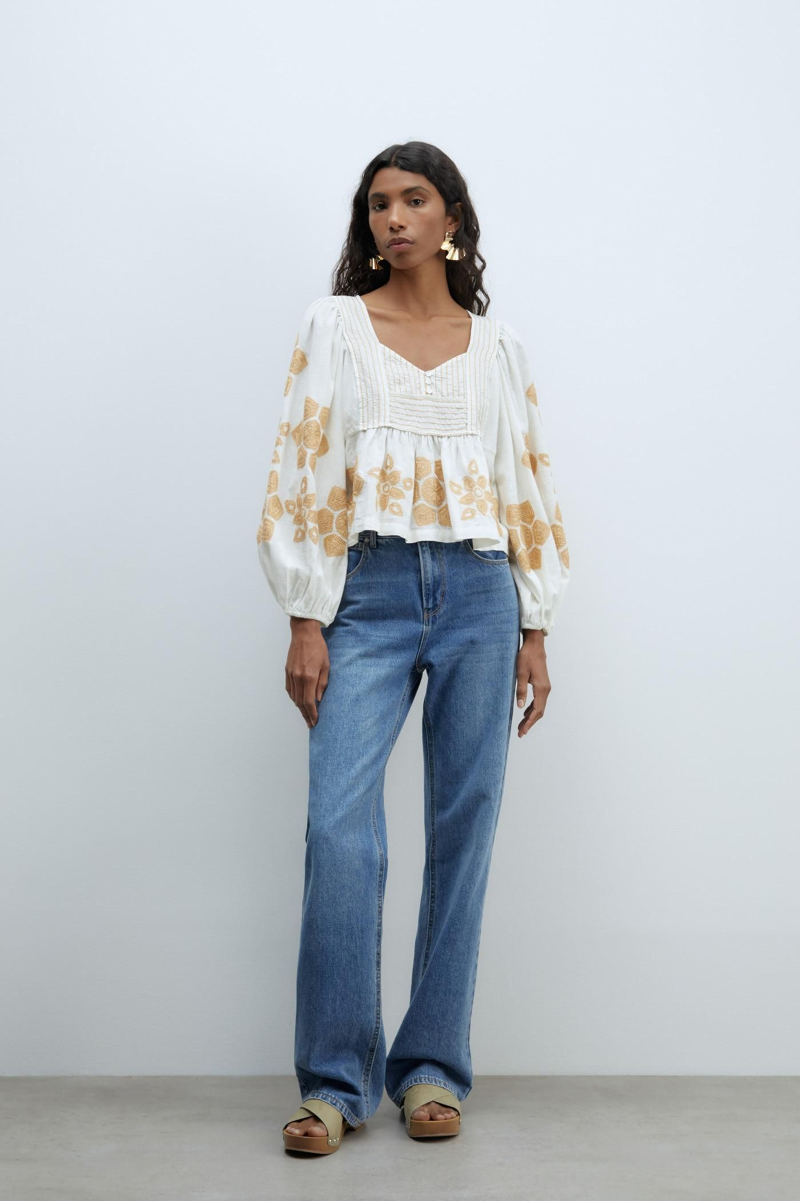 Blusa con volantes de Sfera.