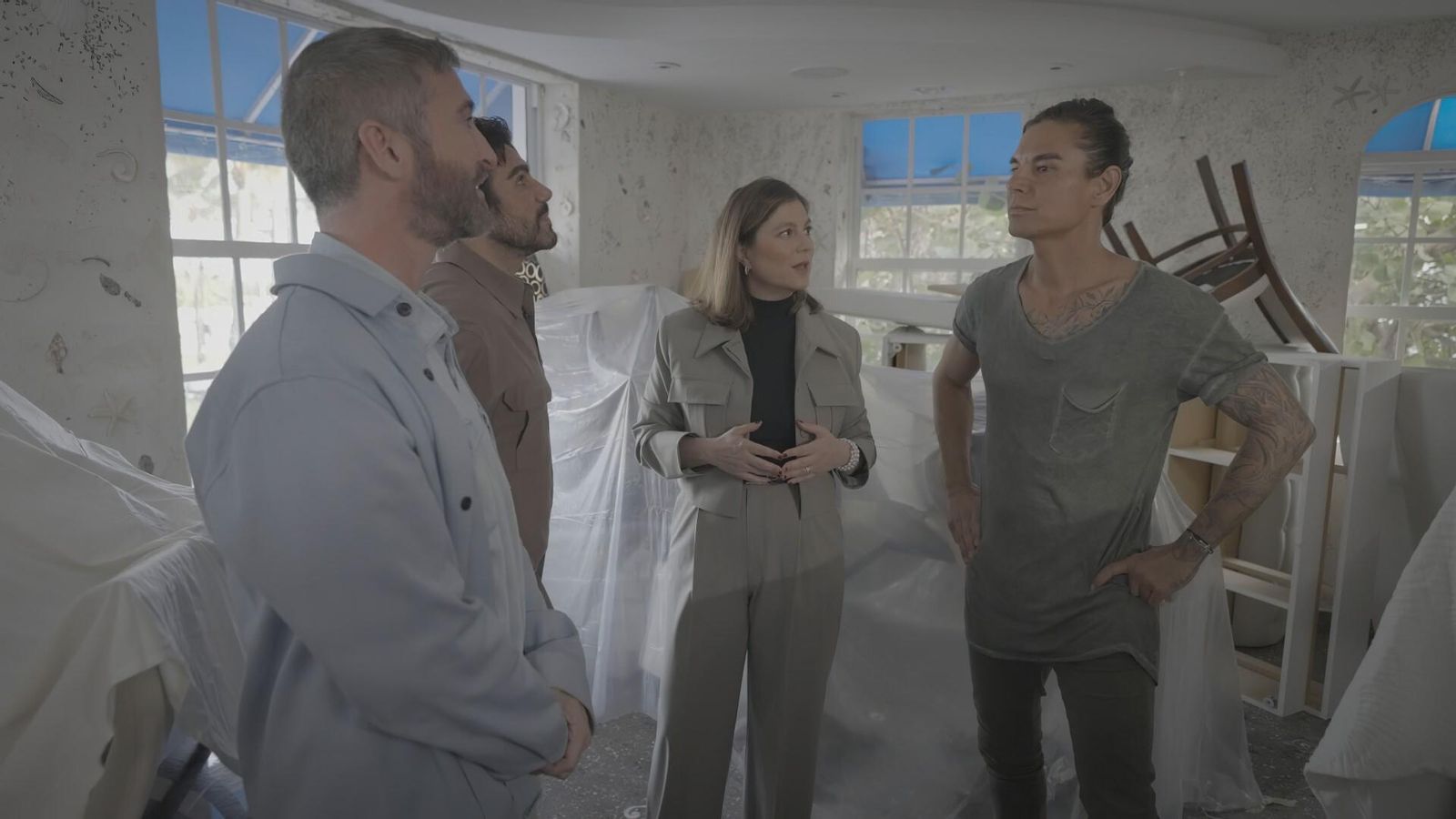 Chábeli y Juio en plena faena con los operarios de su programa en La 1