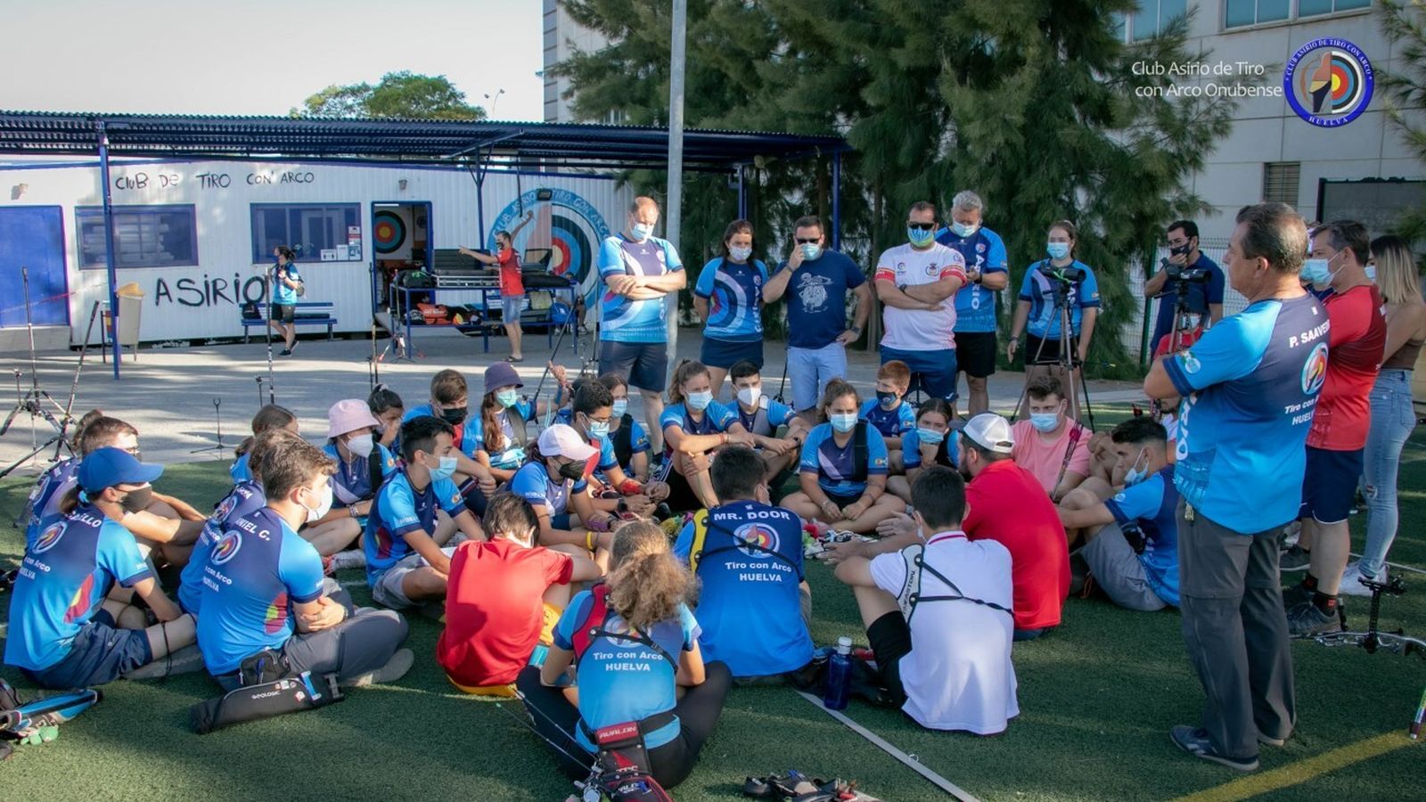 El seleccionador nacional, durante una charla en Huelva a arqueros del Asirio.