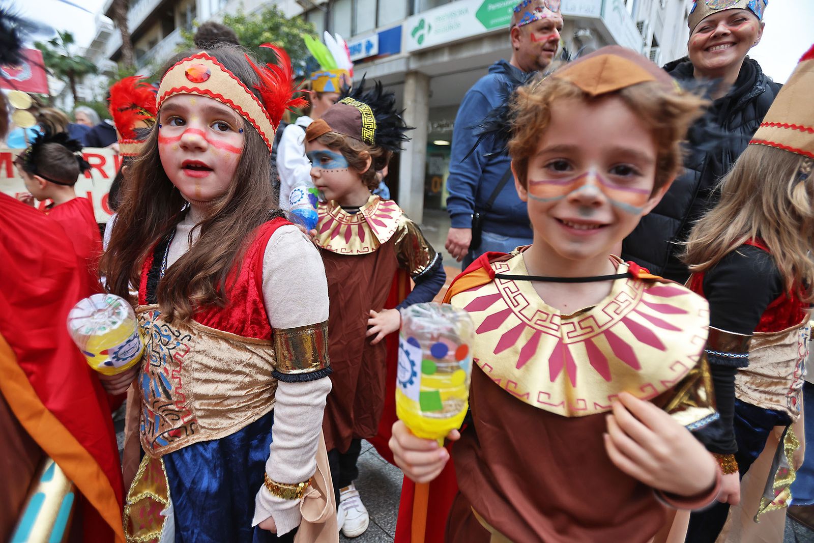 Imágenes del desfile “Un paseo por la historia”  de los niños del colegio Funcadia de Huelva