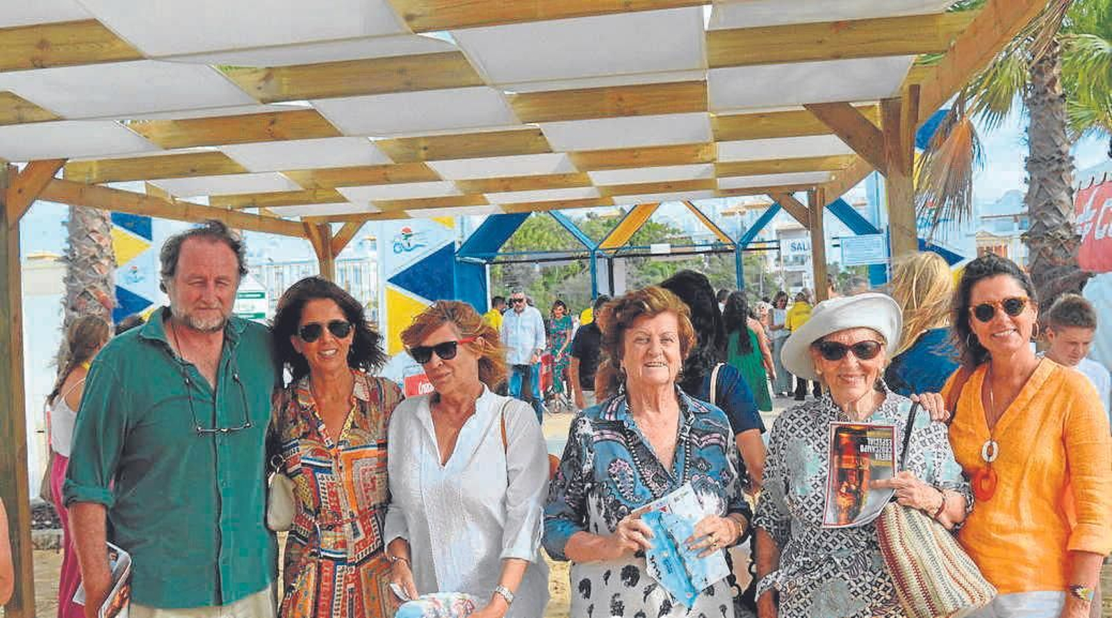 Iñigo Mencós, María Rovira, Paloma Caveda, marquesa de Pozas, Mica Valdés y Teresa Mencos, a su entrada en el recinto.