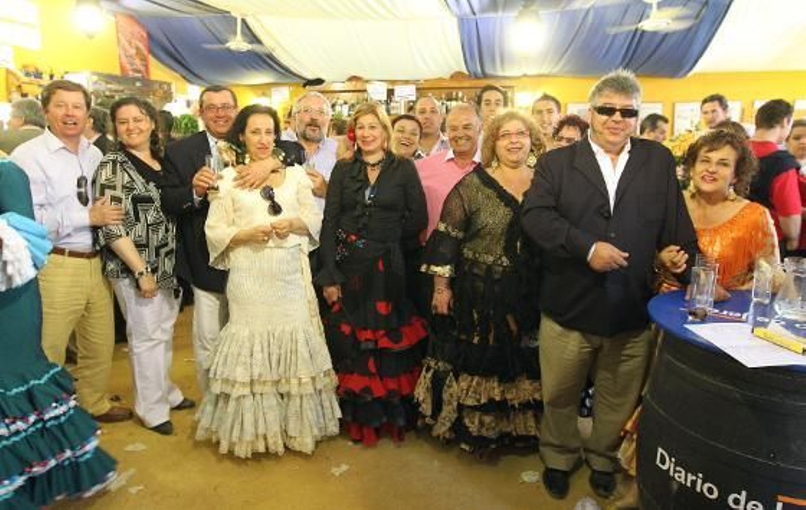 José María Herrera, director comercial de B.C. Ingenieros,  junto a unos familiares en la caseta de Diario de Jerez.

Foto: Manu Garcia
