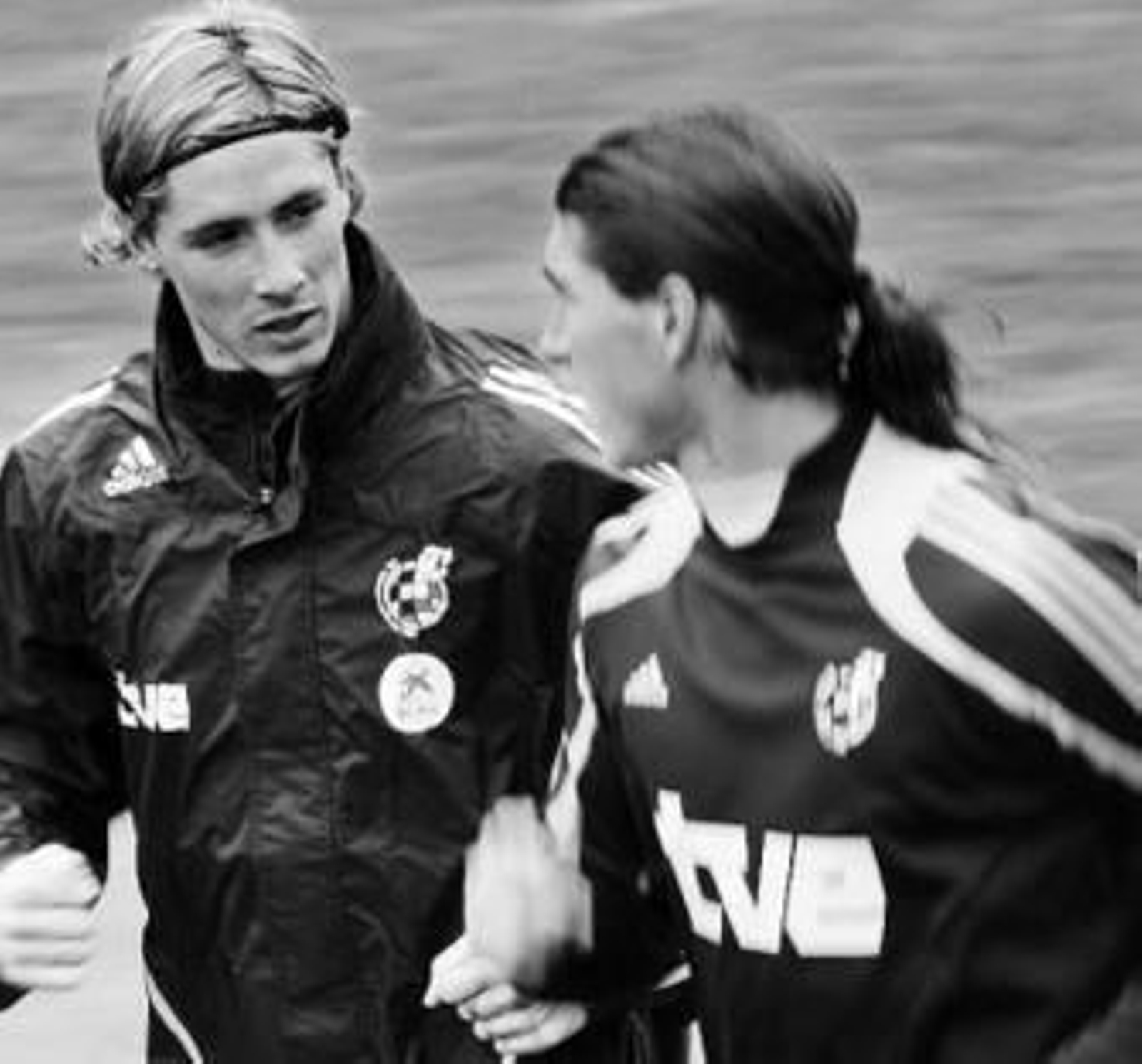 Fernando Torres y Sergio Ramos hablan en el entrenamiento.