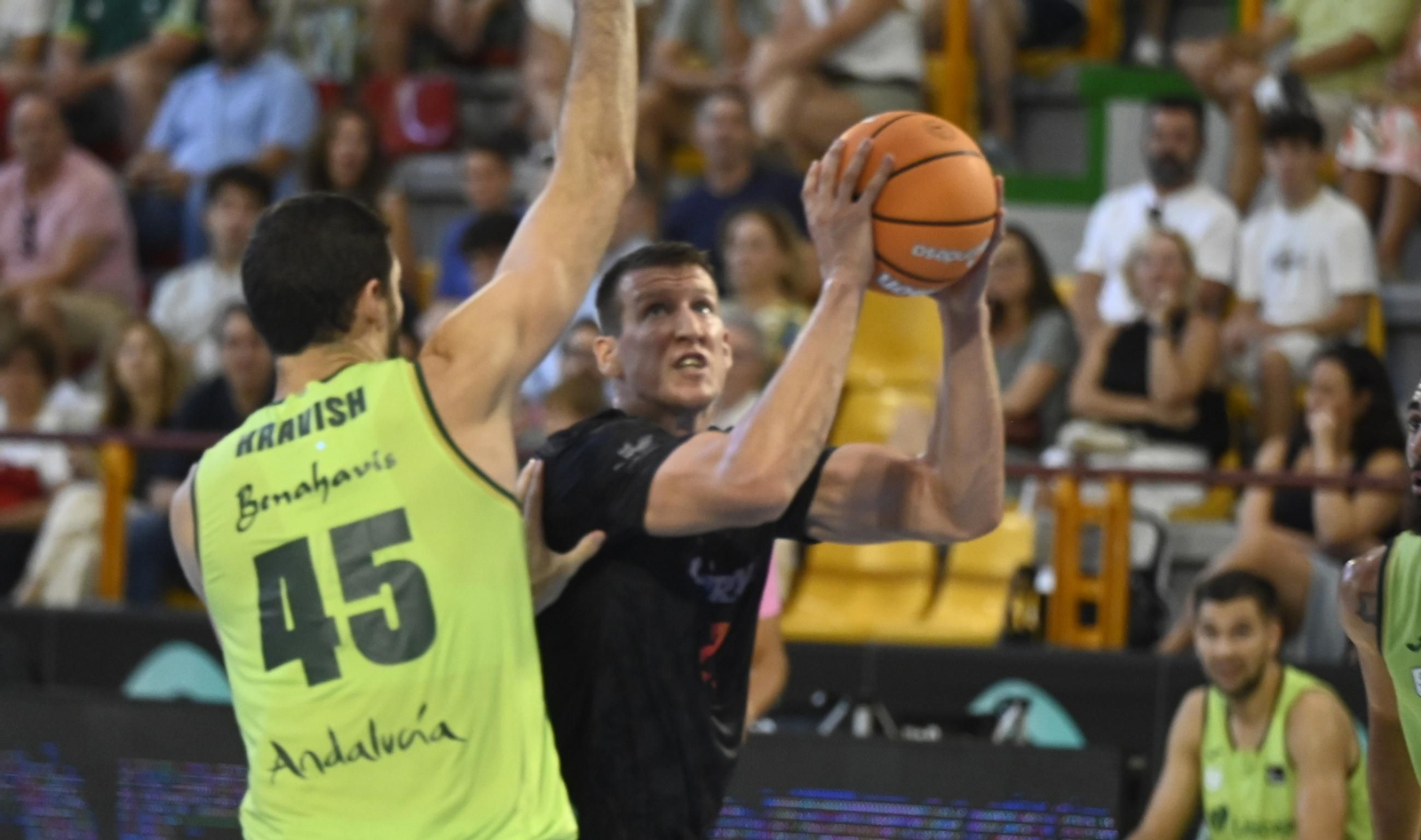 Las mejores fotos del ambiente en Vista Alegre para el Unicaja - Covirán Granada de la Copa de Andalucía de baloncesto