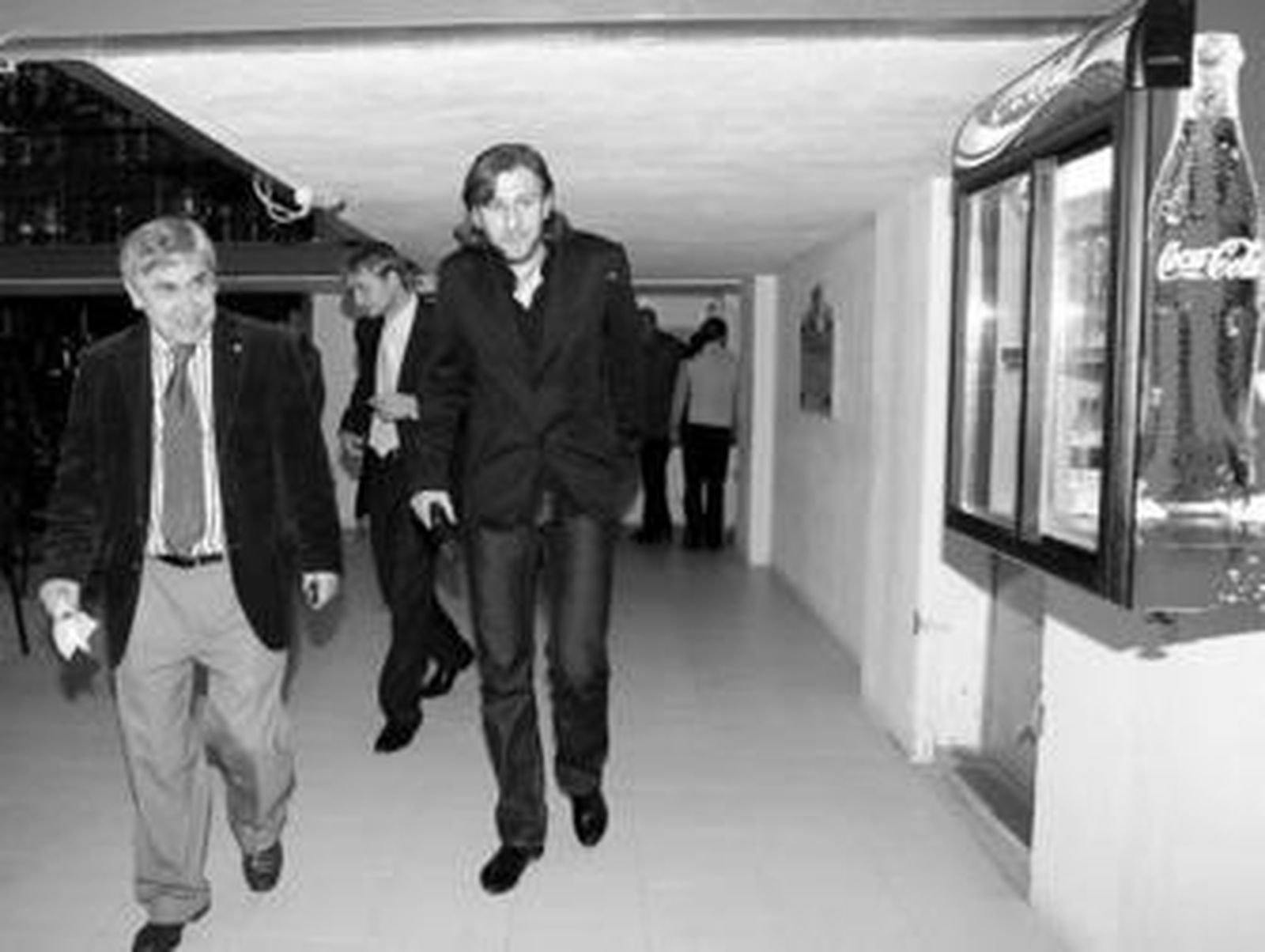 Antonio Muñoz y Kamil Kosowski entrando el pasado miércoles en la sala de prensa del Carranza.