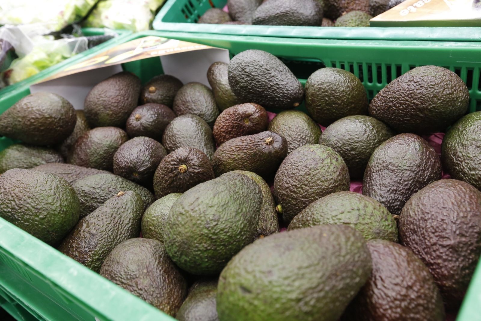 Una caja de aguacates.