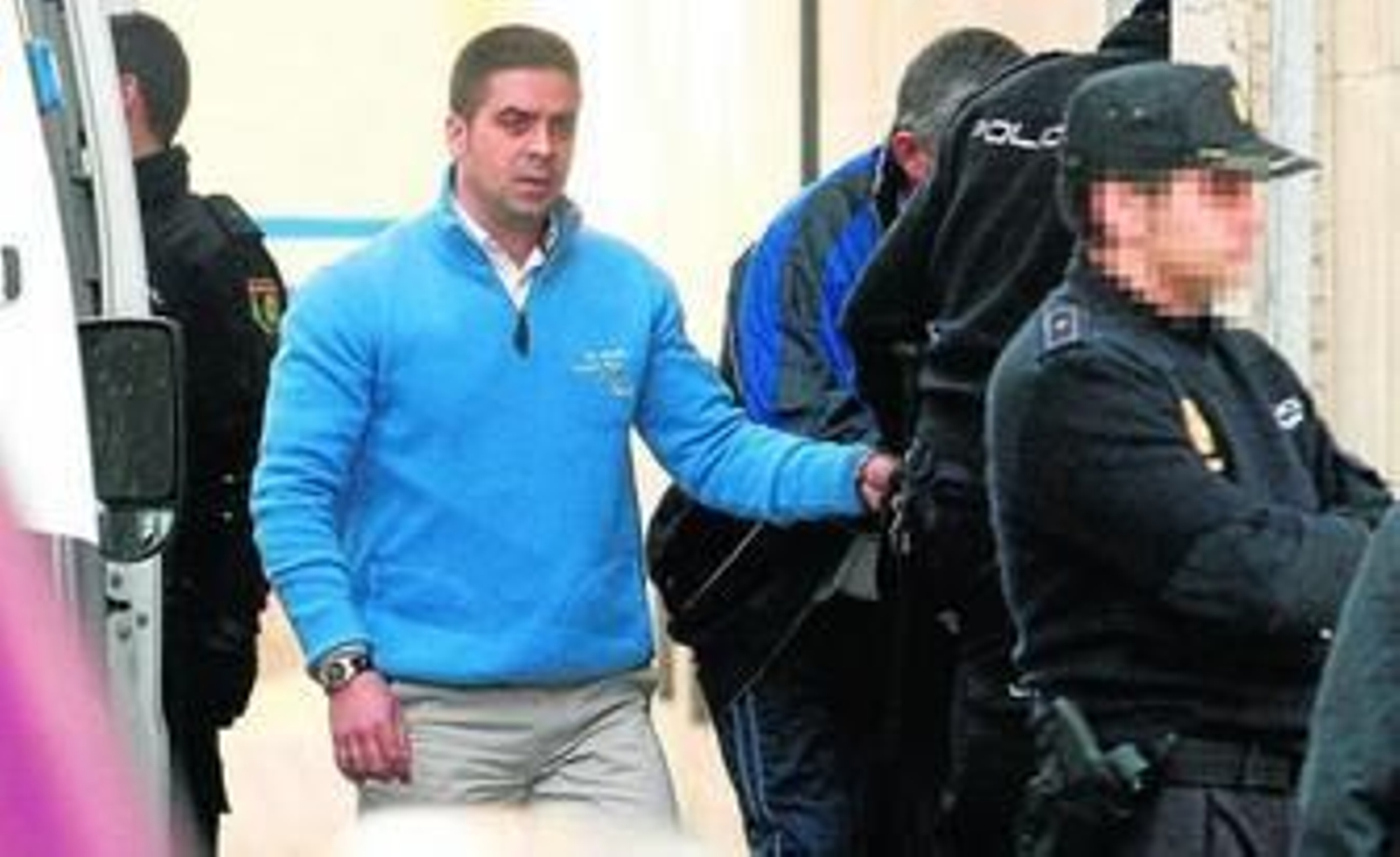 Sergio Mora, custodiado por la Policía, llegando al Palacio de Justicia.