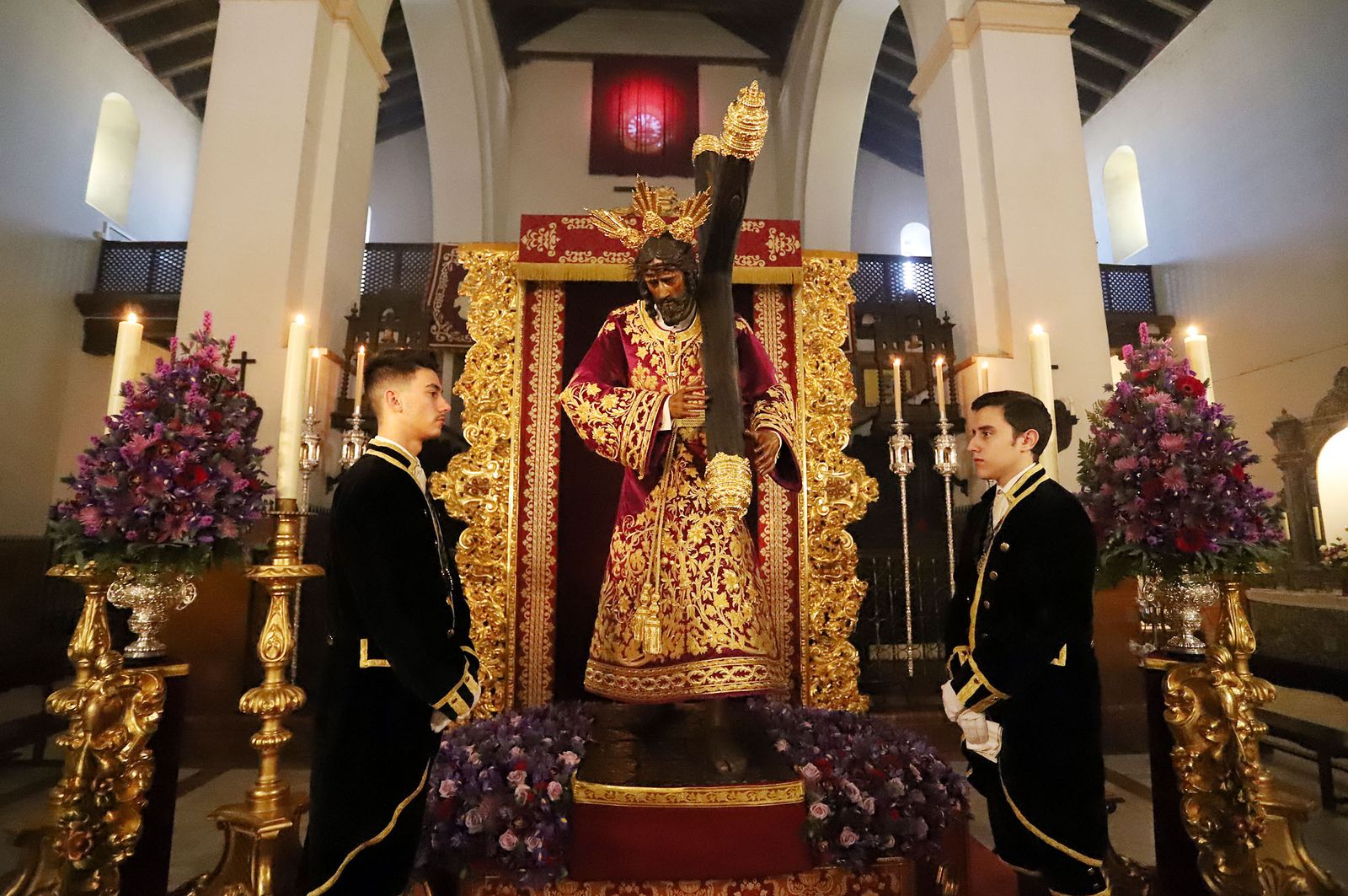 Imágenes de la bendición la la nueva túnica del Señor de Pasión y posterior besamanos