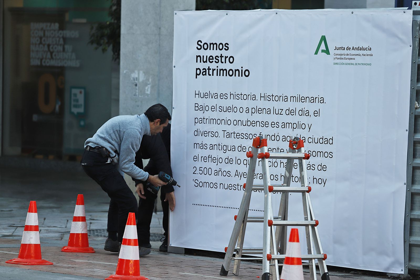 Imágenes de la colocación de vinilos de los restos arqueológicos encontrados en el antiguo edificio de Hacienda