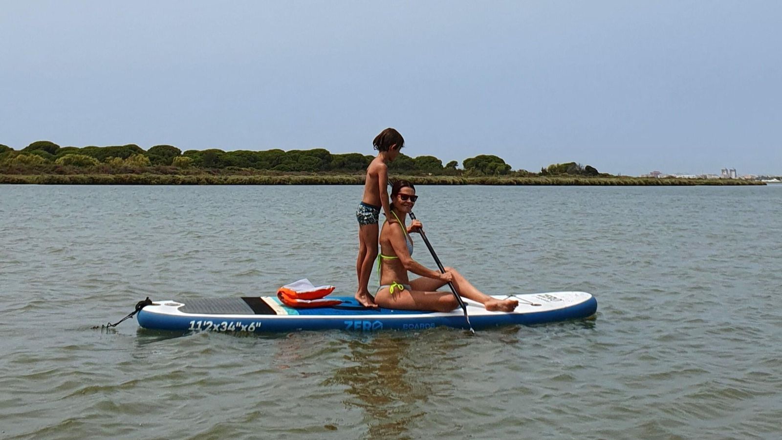 María José Suárez y su hijo Elías haciendo padelsurf en Huelva