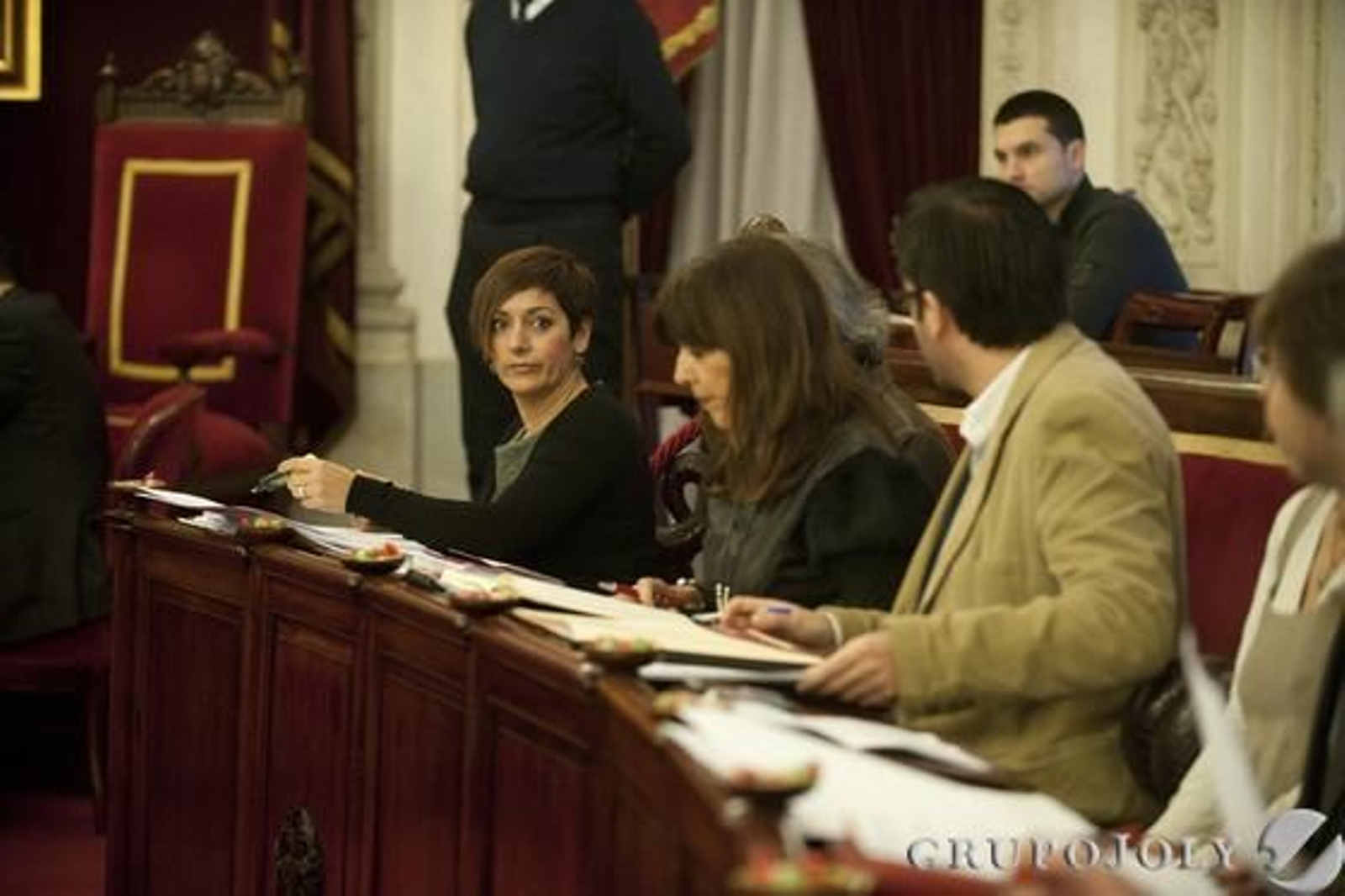 Momentos de tensión en el último pleno del año en el Ayuntamiento de Cádiz por las protestas de las empleadas de Limasa, que fueron desalojadas por la Policía. 

Foto: Joaquin Hernandez Kiki