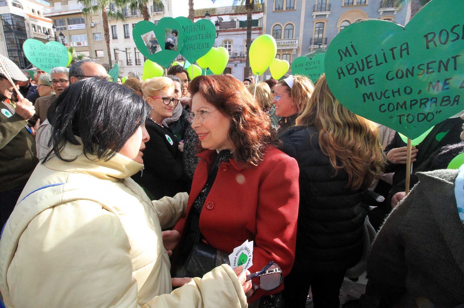 Imágenes de la concentración en la Plaza de las Monjas pidiendo justicia para las víctimas del doble crimen de Almonte