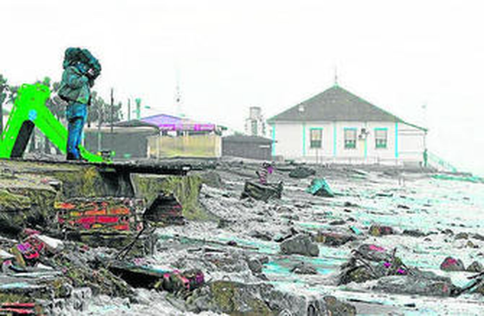 Estado en el el que quedó la playa de La Antilla tras el temporal.