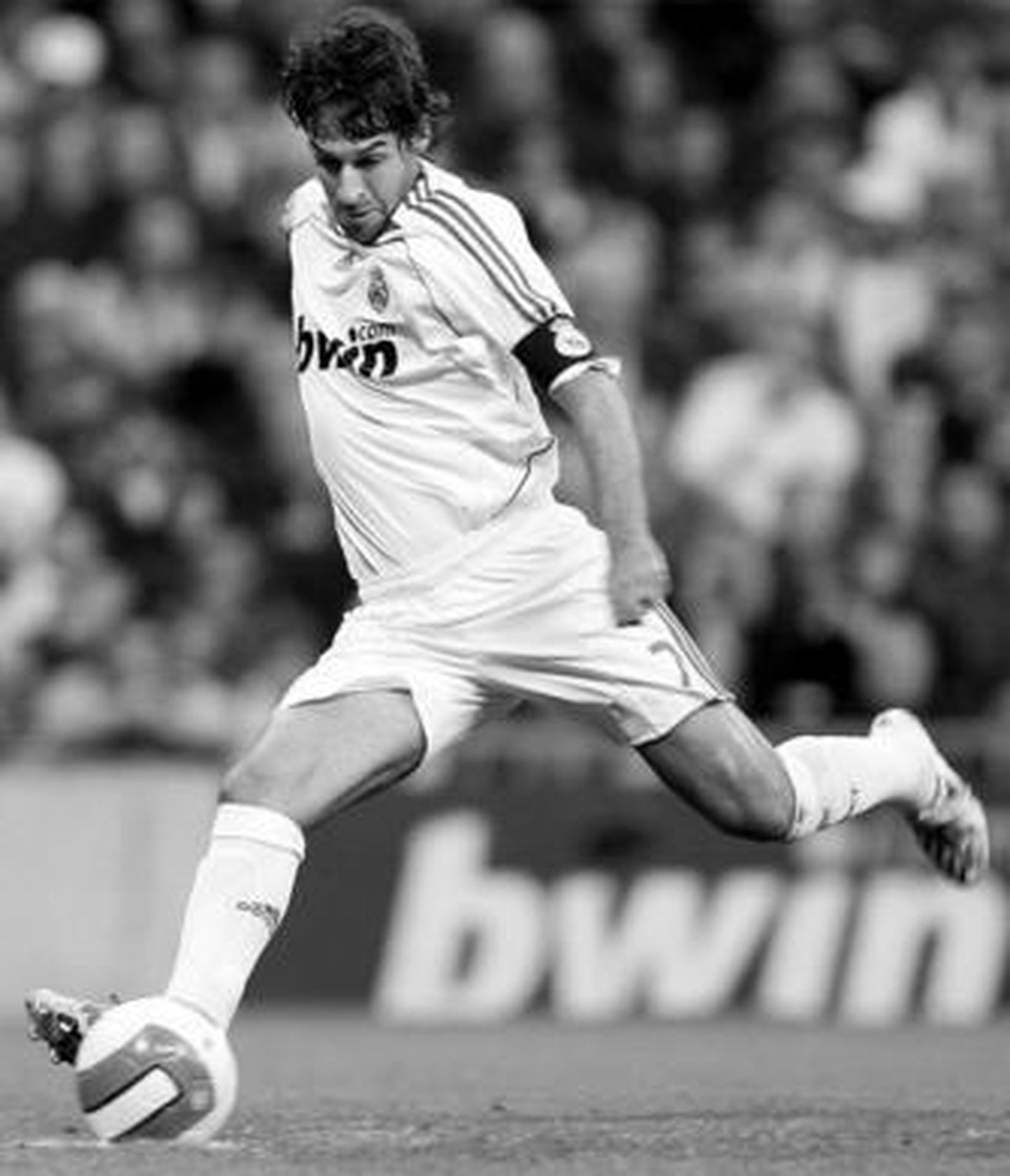 Raúl, lanzando el penalti que dio la victoria al Real Madrid ante el Espanyol.