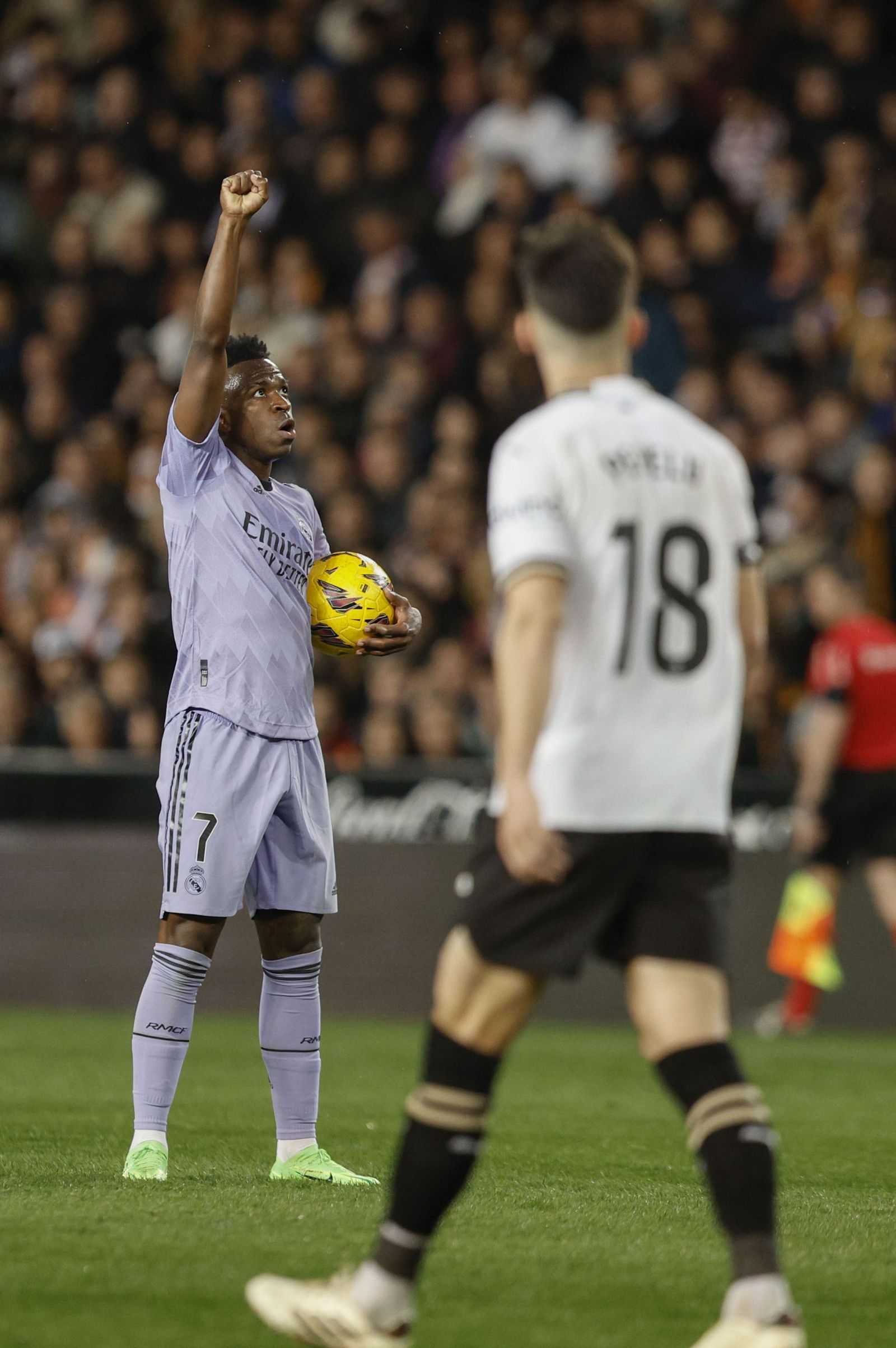 Vinícius celebra con un gesto hacia la grada el 2-1.
