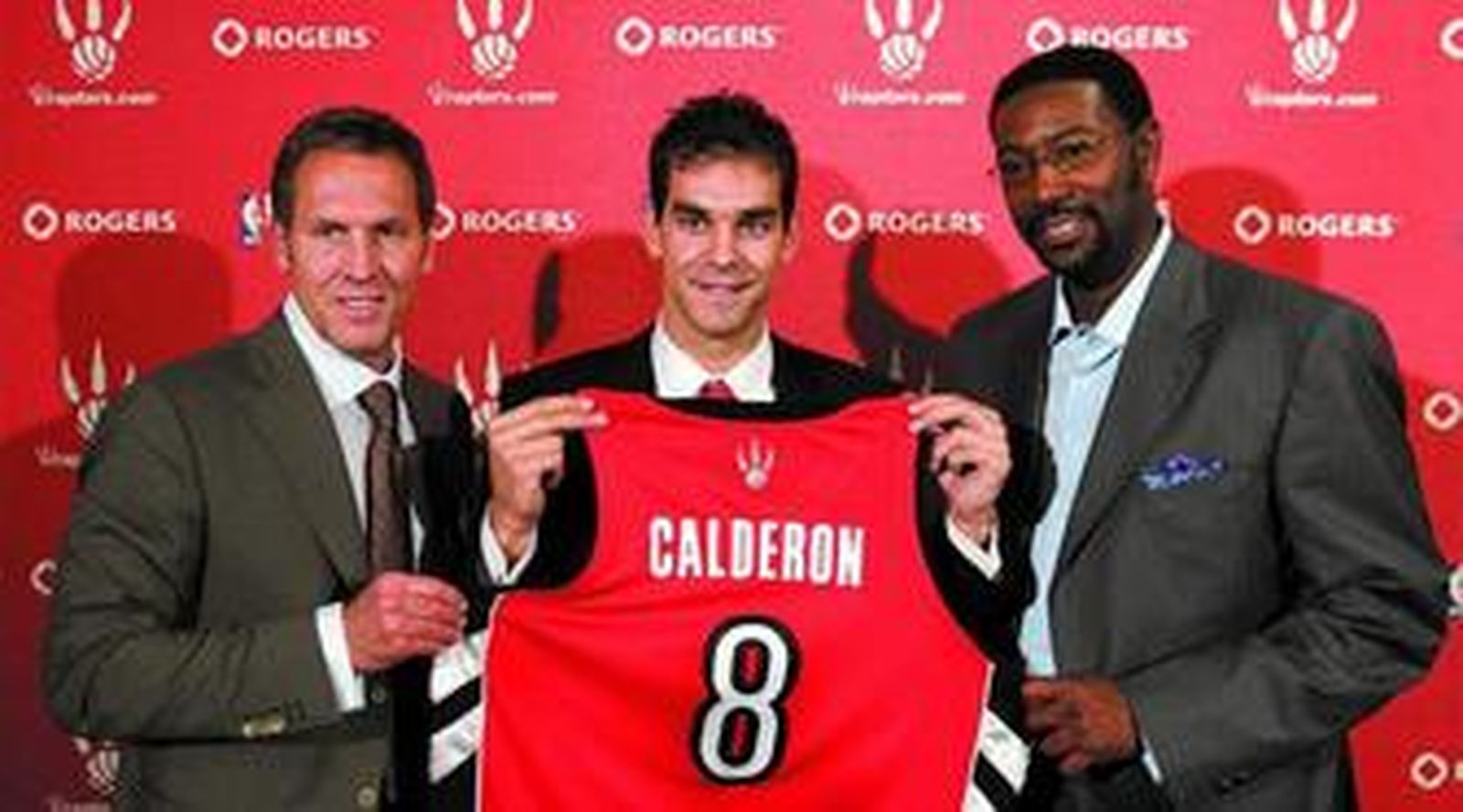 Calderón posa con el general manager de los Raptors, Bryan Colangelo, y con su entrenador, Sam Mitchell.