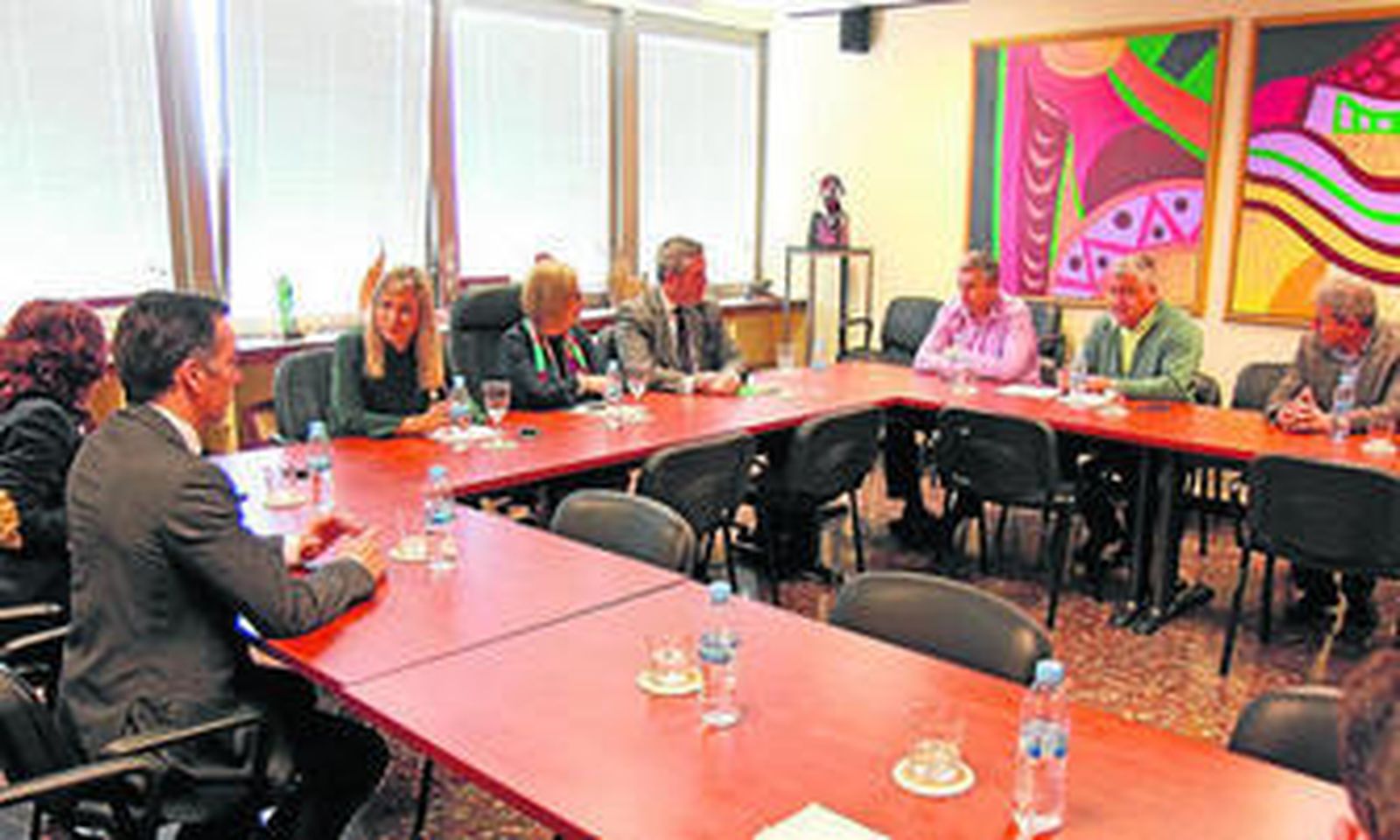 Reunión de la consejera y la delegada de Educación, ayer, con el alcalde y concejales de Mijas.