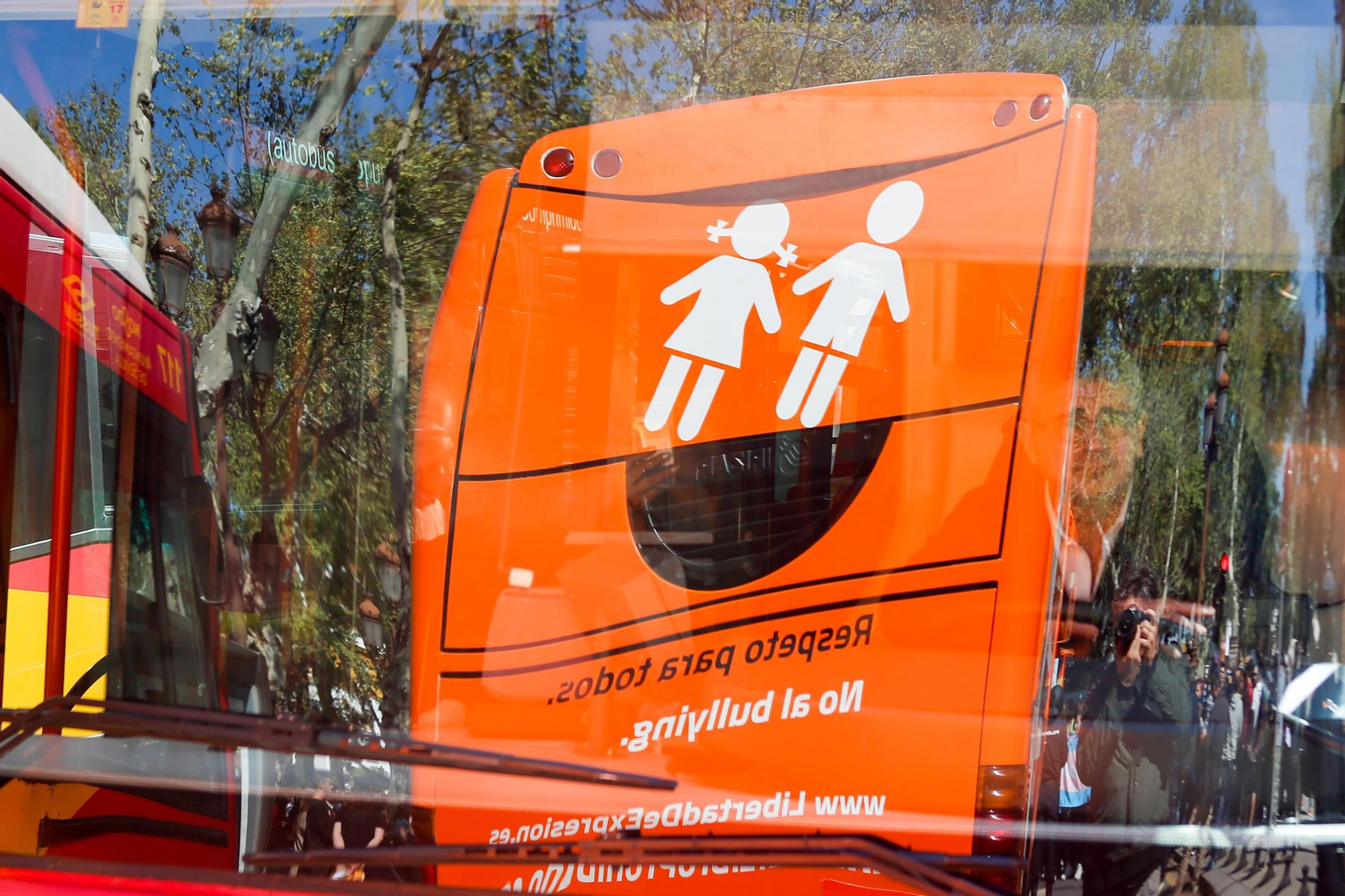 El recibimiento en Sevilla al autobús de Hazte Oír, en imágenes