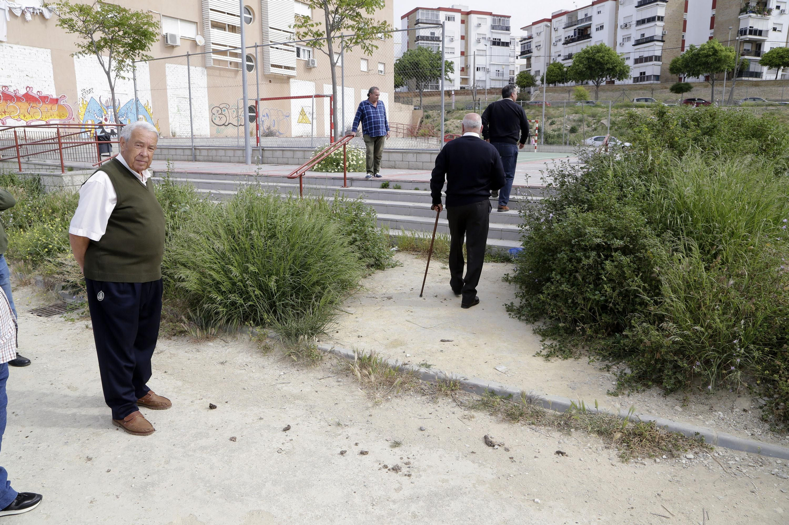 Vecinos y representantes de Solidaridad, días atrás, en la zona 'deportiva' del barrio.