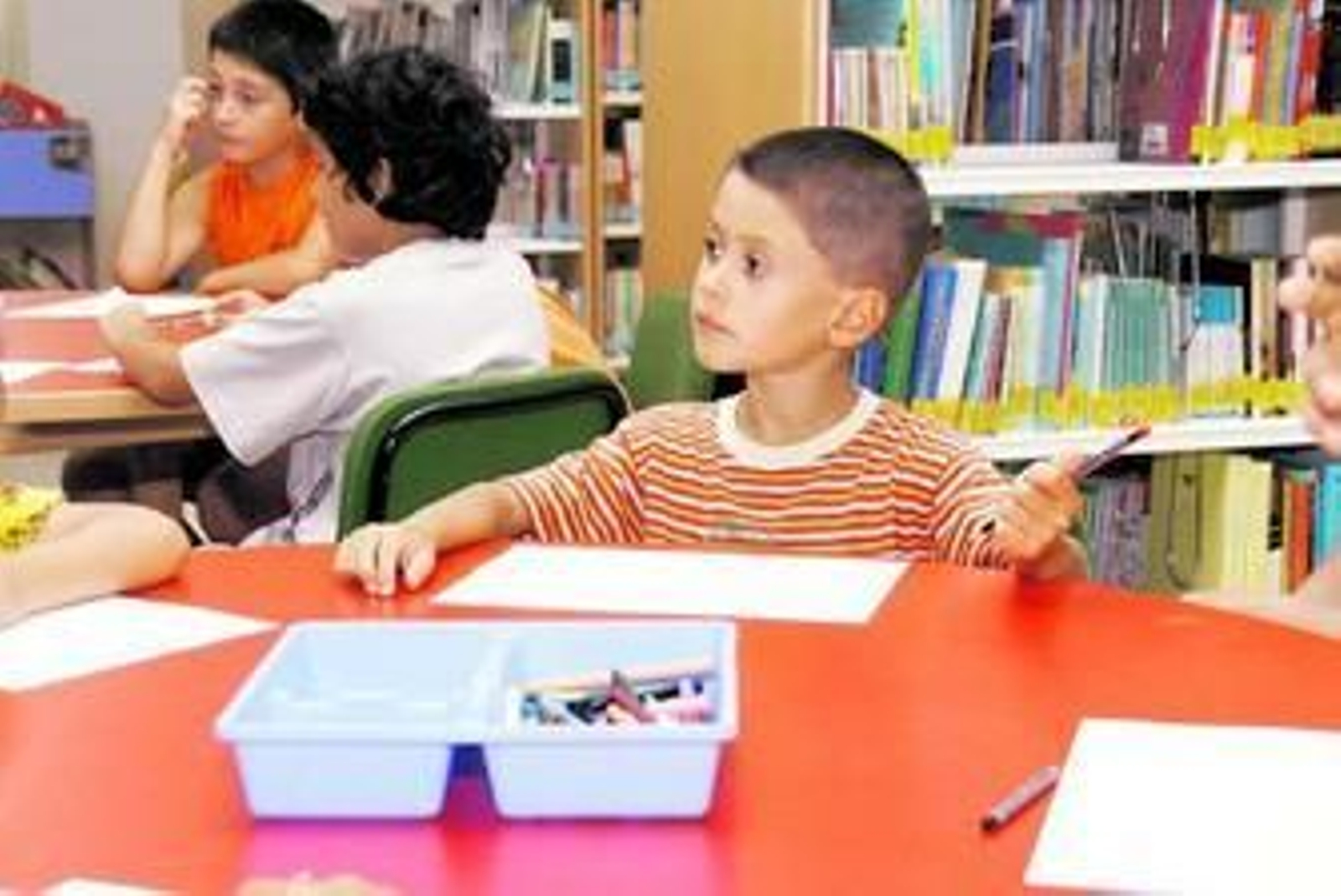 Uno de los alumnos atendiendo a la explicación del taller.