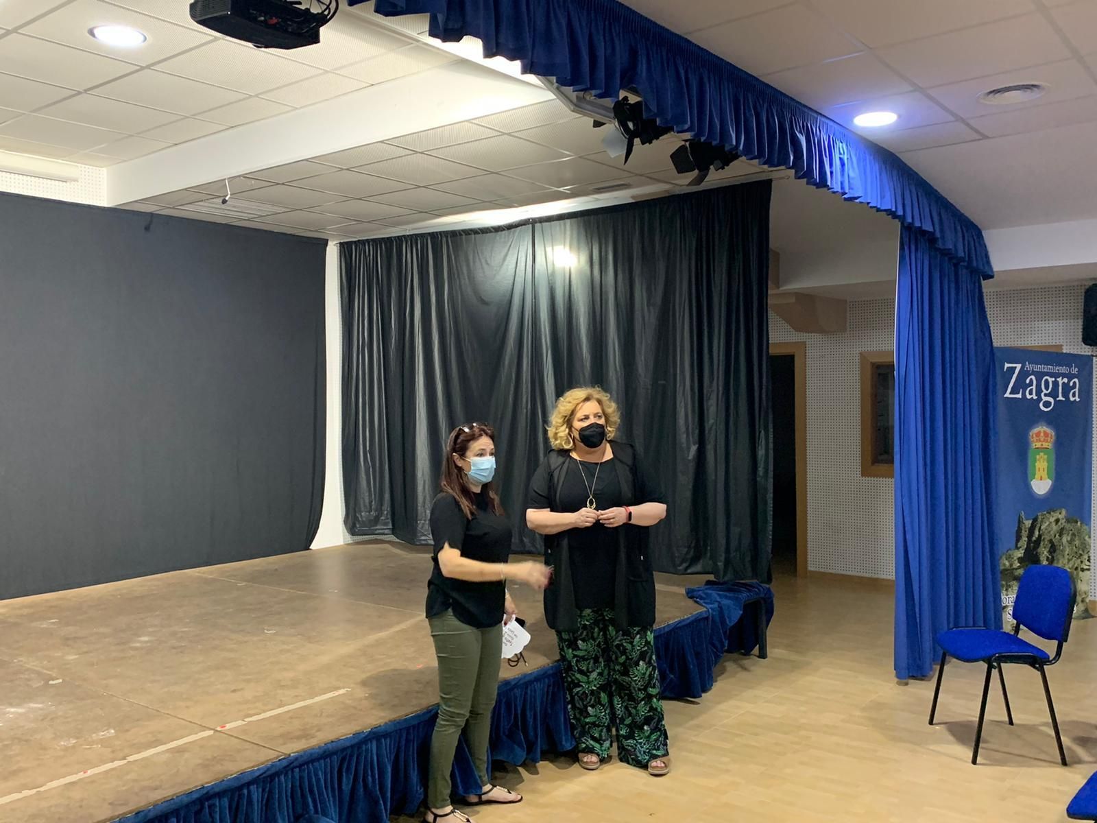 La diputada Fátima Gómez visita una instalación cultural en el municipio de Zagra