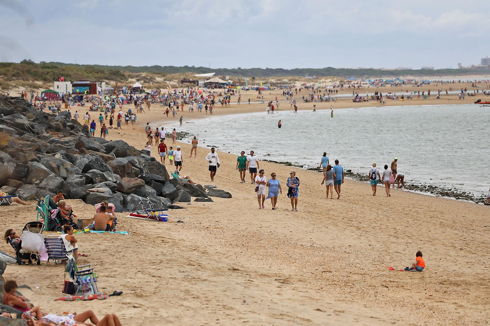 Mañanas nubladas de paseos por las playas de Huelva