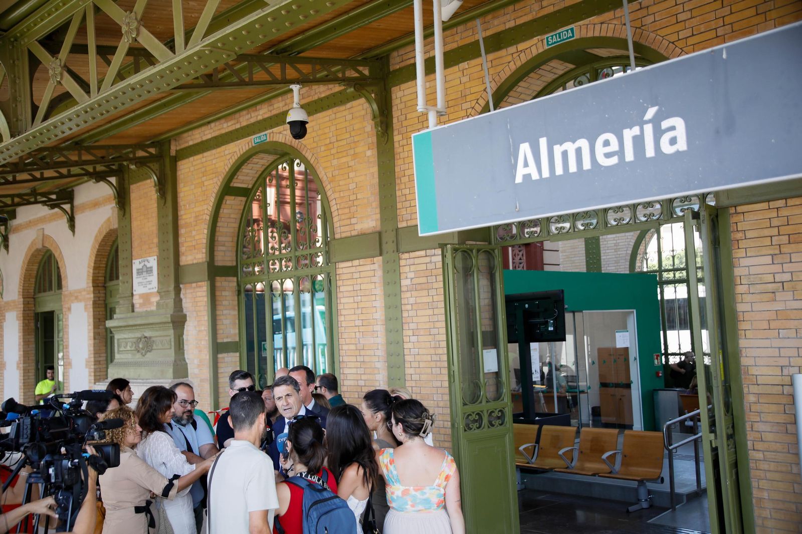 El delegado del Gobierno, Pedro Fernández, visita la estación histórica de Renfe en Almería, en imágenes