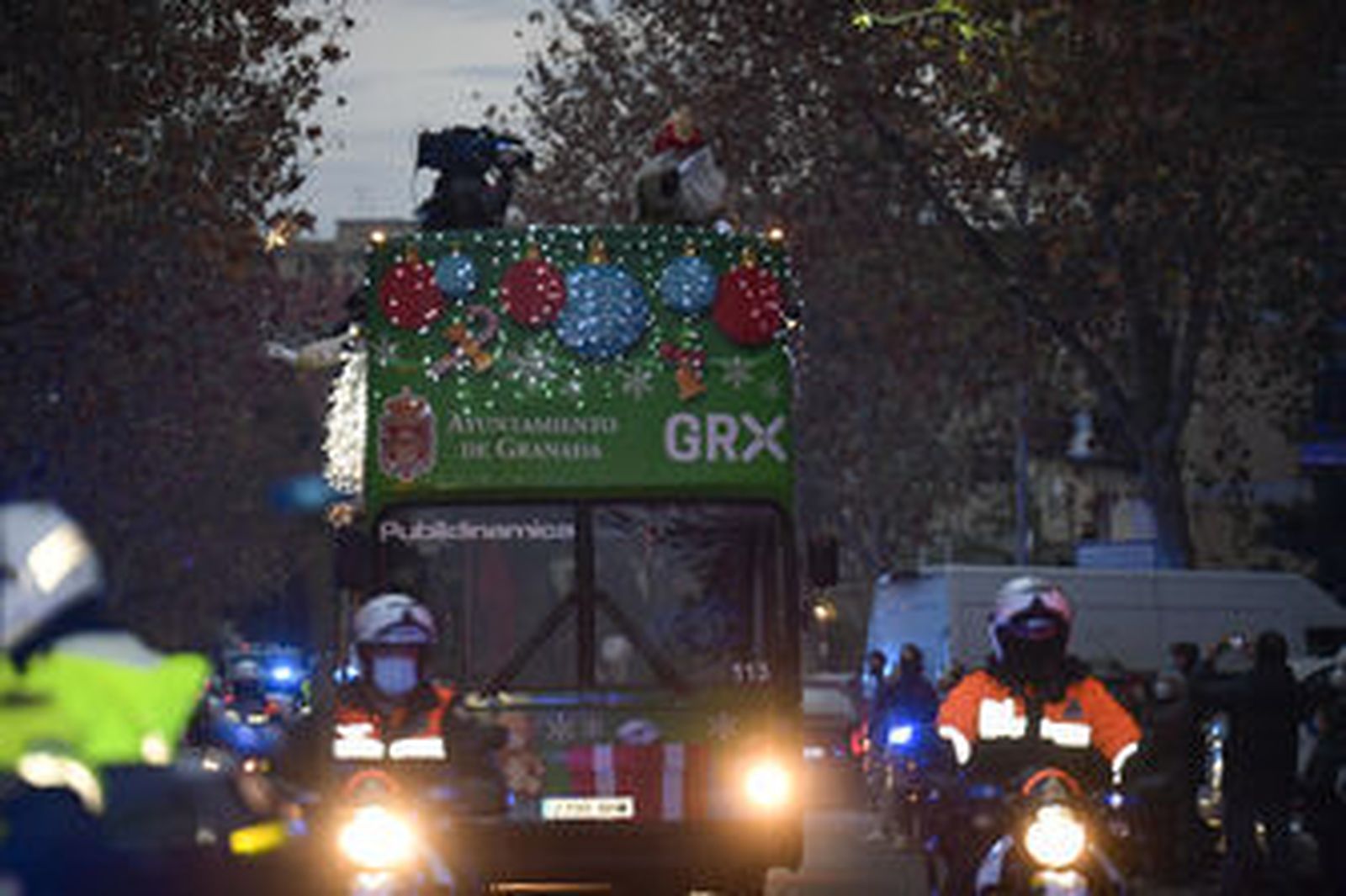 Fotos: así ha sido el recorrido en autobús de los Reyes Magos por Granada