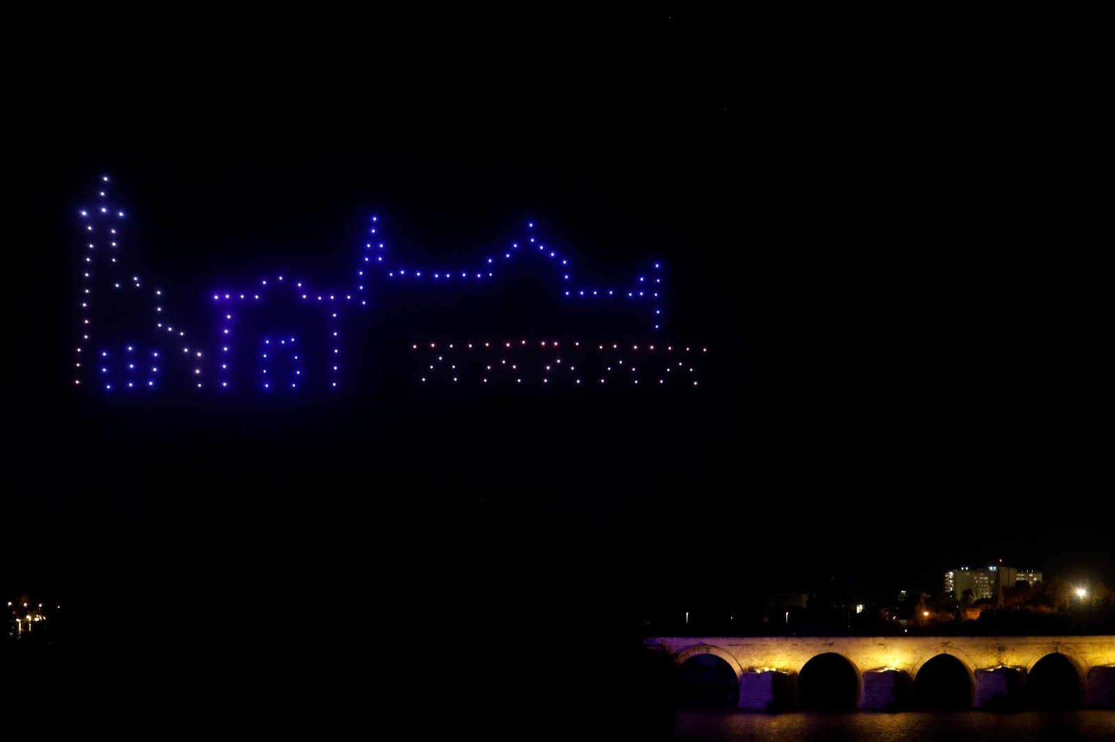 Un espectáculo de drones dibuja 'un cuento de Navidad' en el cielo de Córdoba