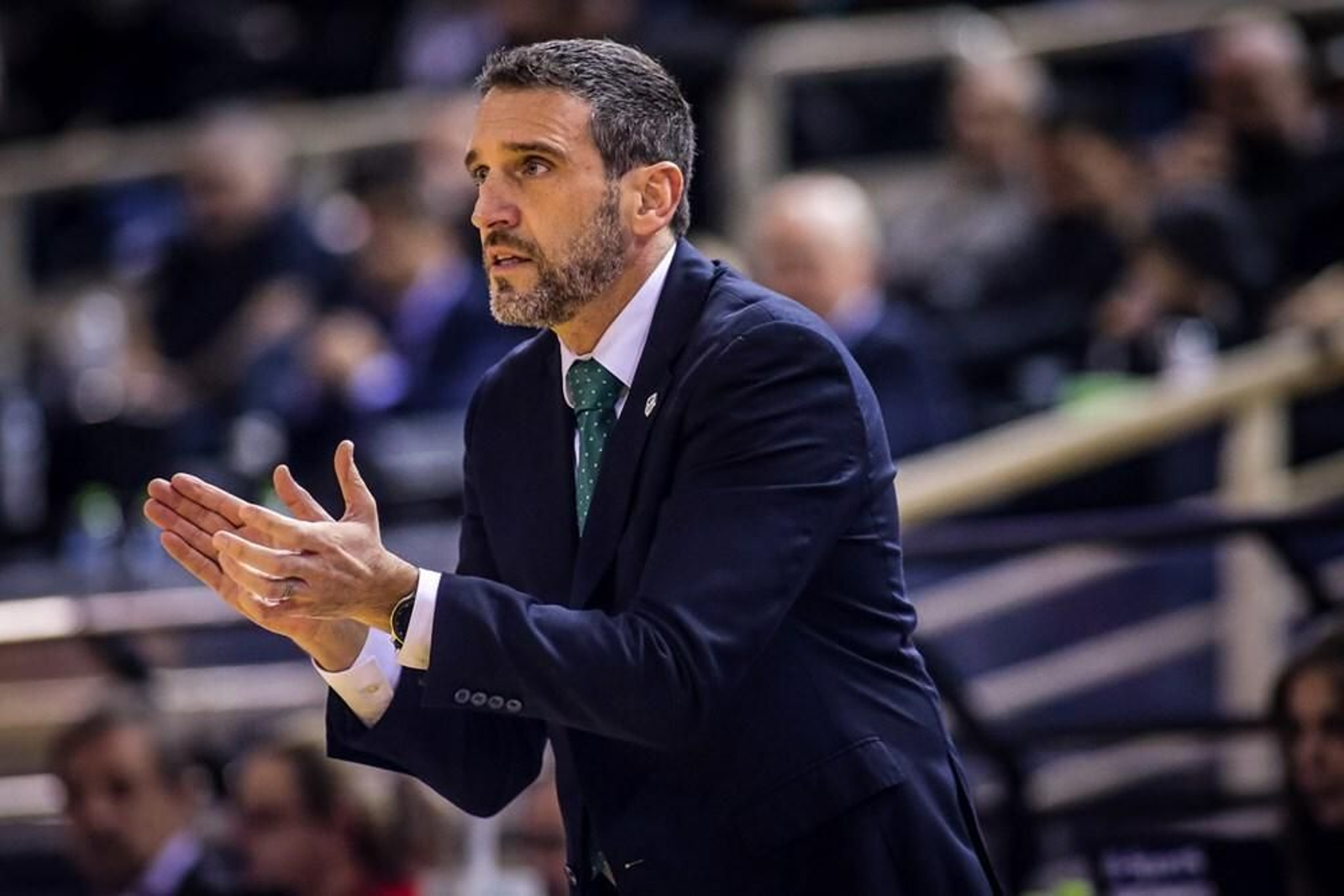 Ibon Navarro aplaude a sus jugadores. Ibon Navarro aplaude a sus jugadores.