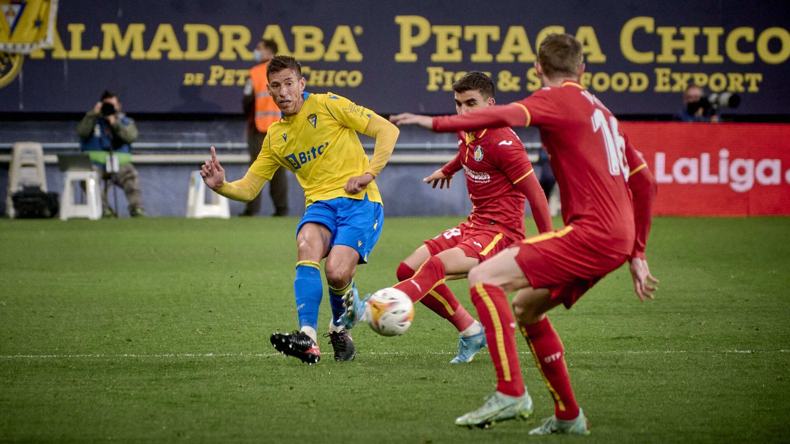 Partido de fútbol entre el Cádiz CF y el Getafe CF.