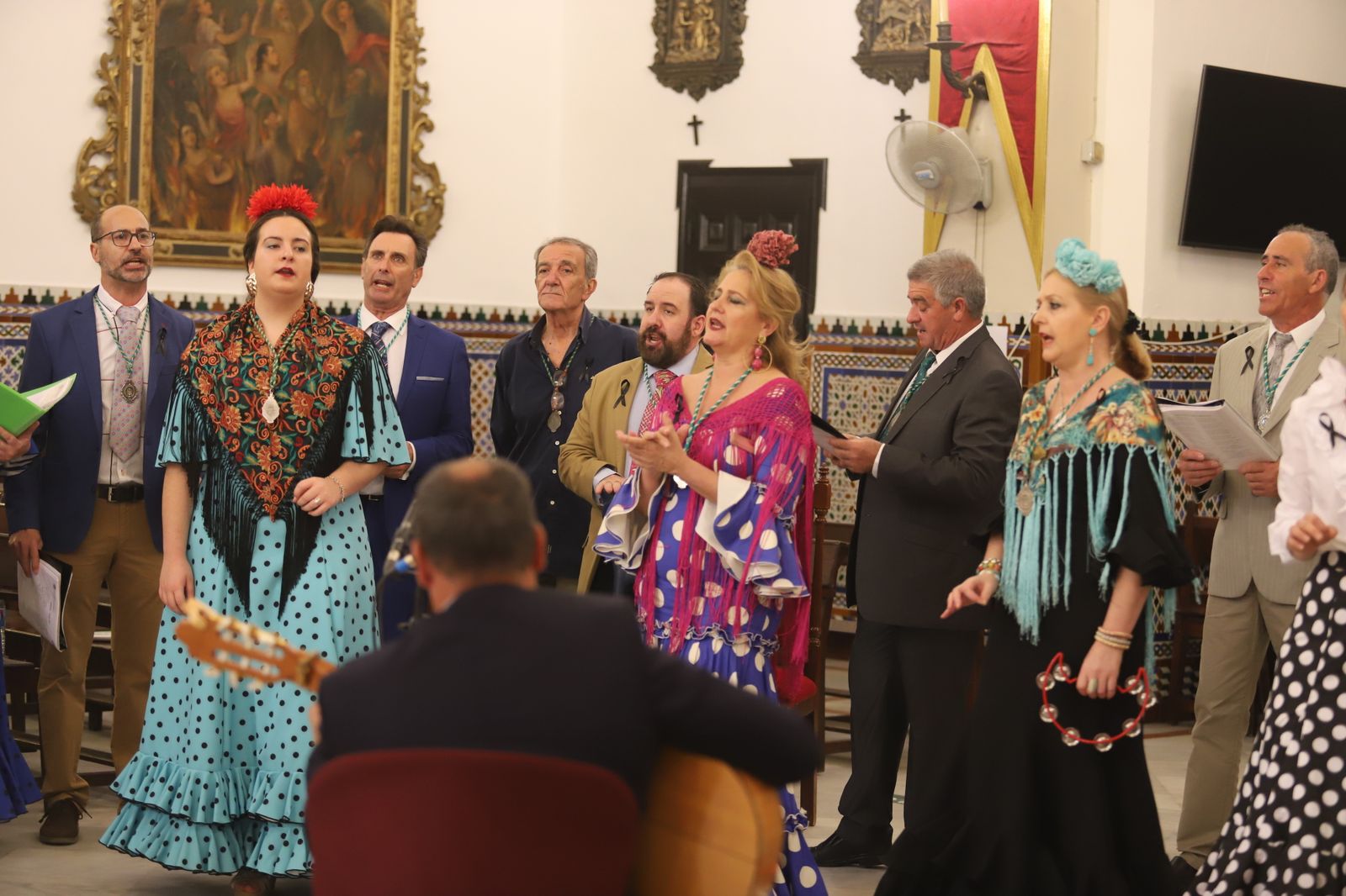 Imágenes de la misa de Pentecostés atípica y a puerta cerrada por el coronavirus, en la parroquia de la Asunción de Almonte