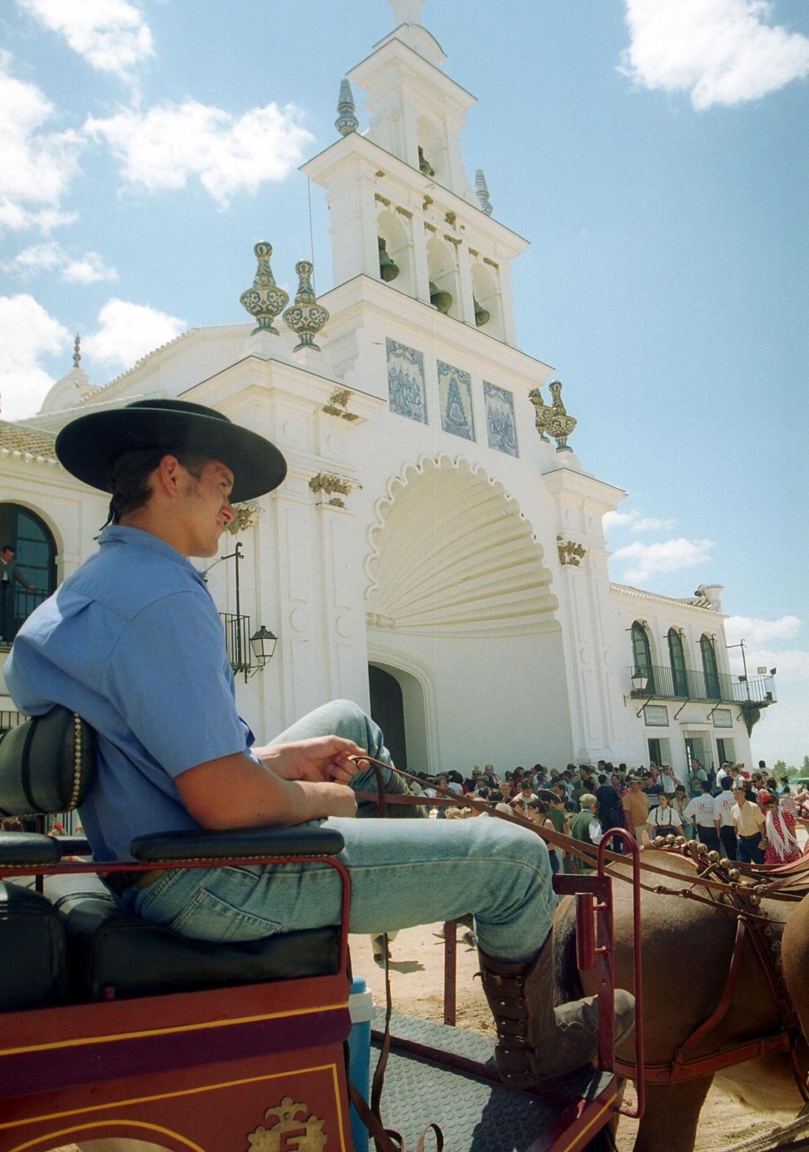 Carruaje frente a la ermita en El Rocío.