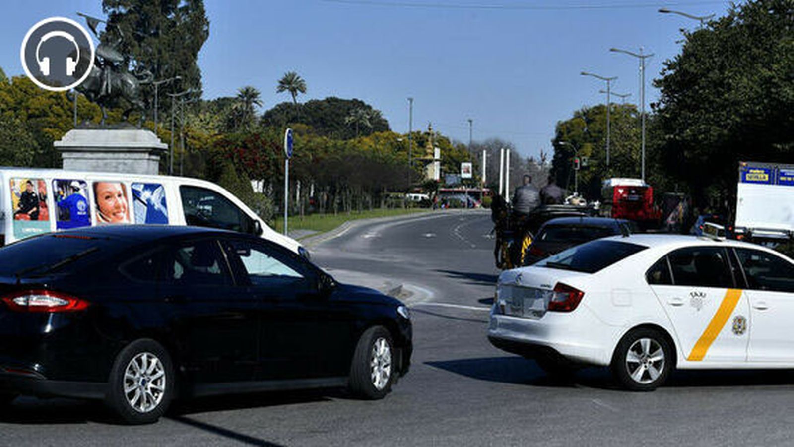 Un VTC y una taxi en la Glorieta del Cid.