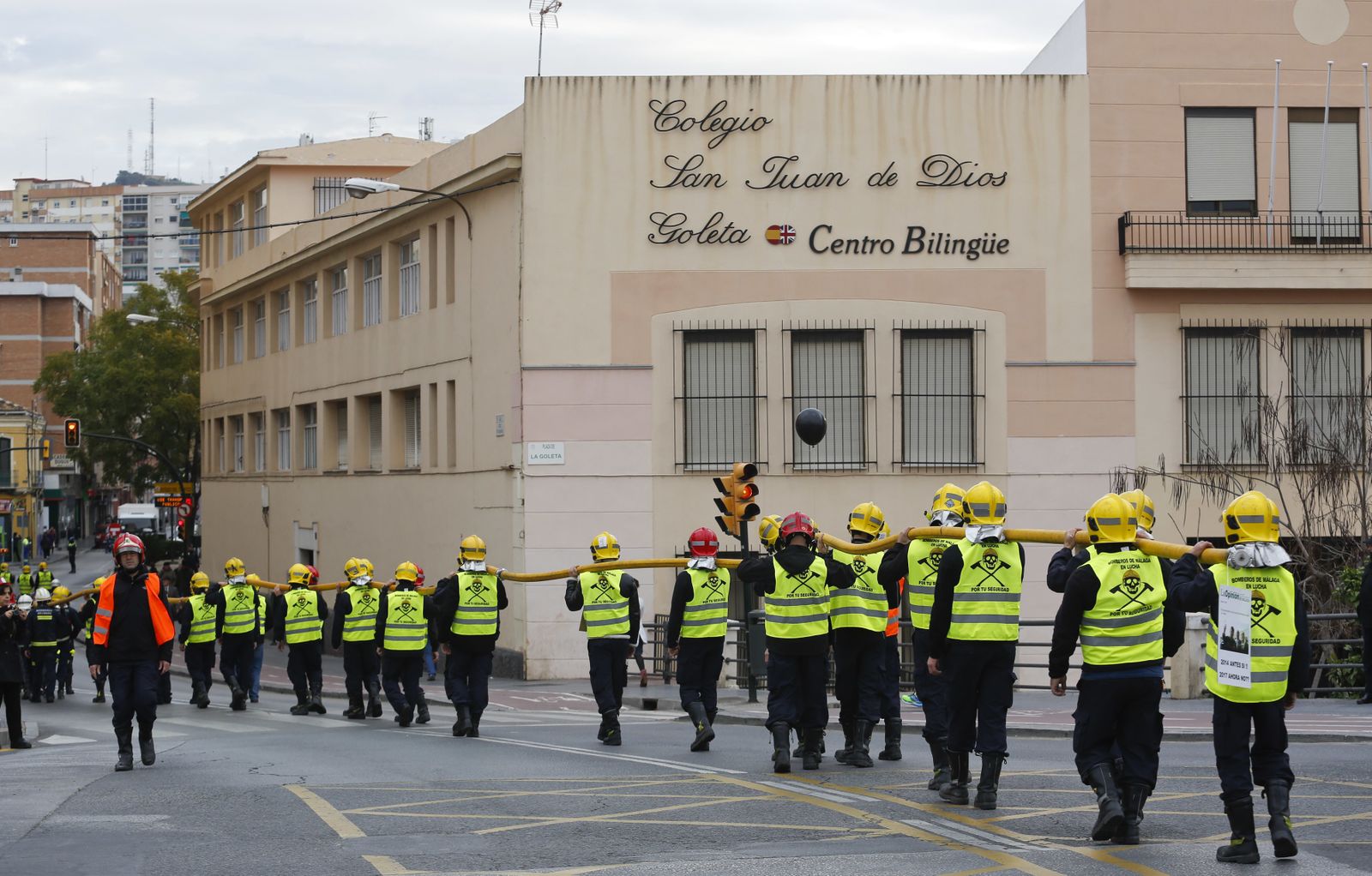 Las imágenes de la 'marcha fúnebre' de los bomberos en Málaga