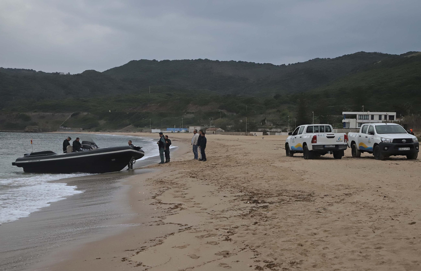 Fotos de la embarcación varada en la playa de Getares en Algeciras