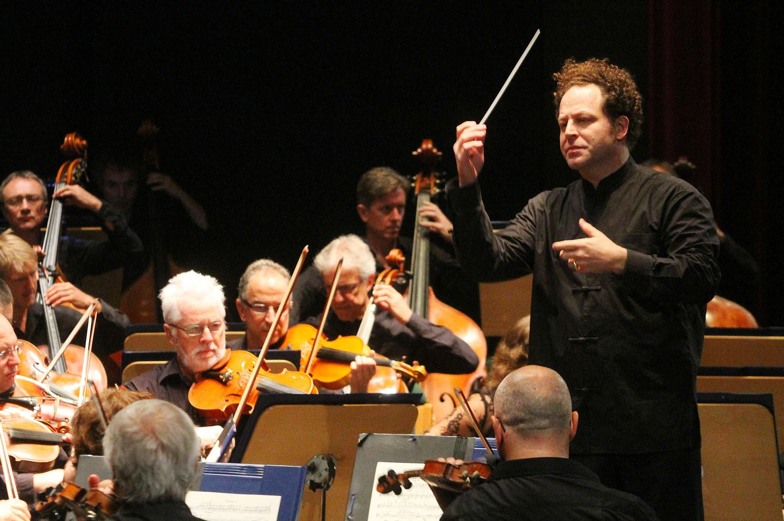 La Real Orquesta Sinfónica de Sevilla y el maestro Axelrod interpretan la Primera Sinfonía de Brahms en el concierto benéfico por el huracán 'Harvey'.