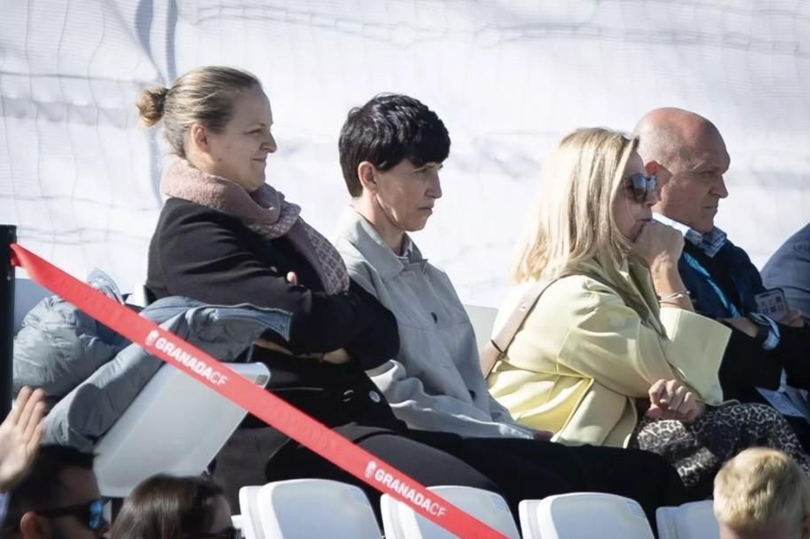 La seleccionadora nacional, Sonia Bermúdez, sigue el partido junto a Amparo Gutiérrez, responsable del fútbol femenino sevillista.