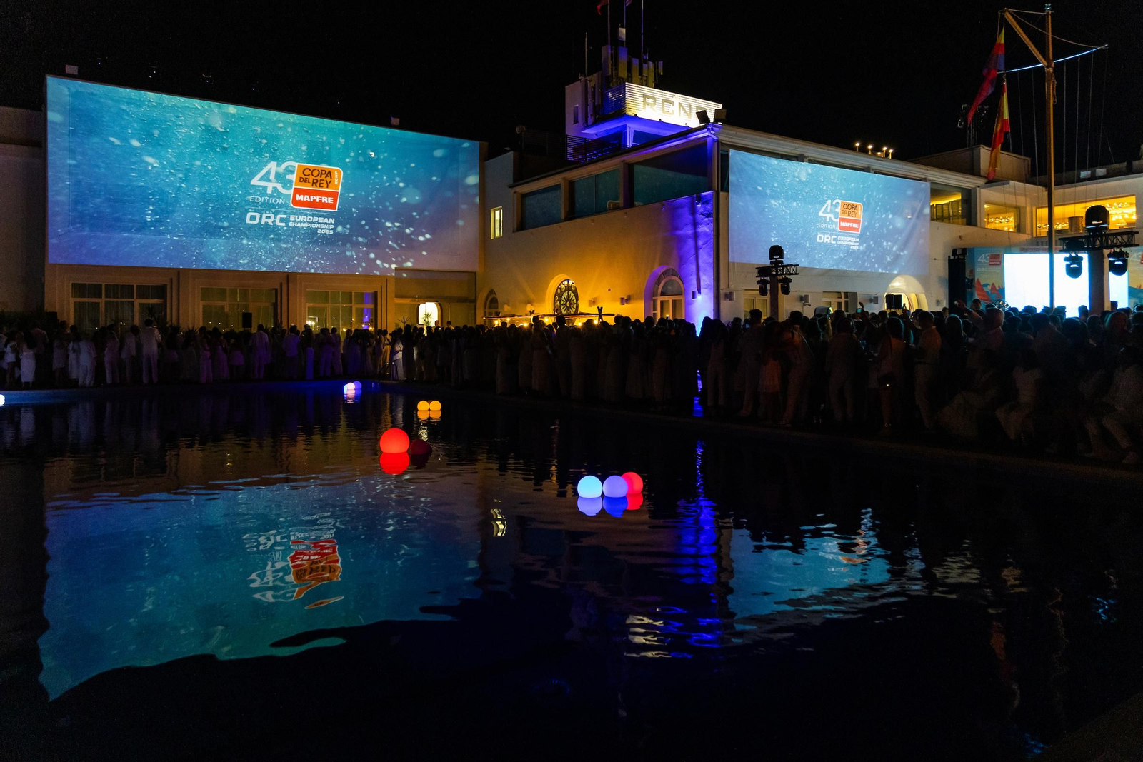 Búscate en el Cóctel de Blanco de la Copa del Rey Mapfre de vela