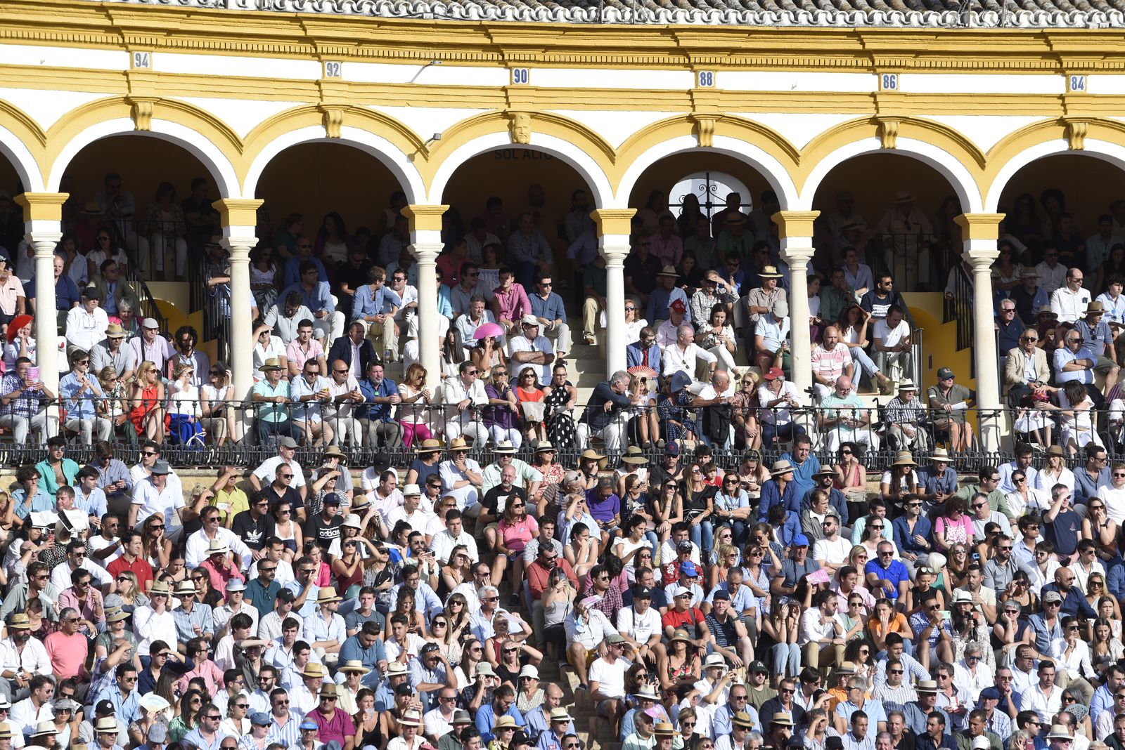 Búscate en la tercera corrida de toros de la Feria de San Miguel de Sevilla