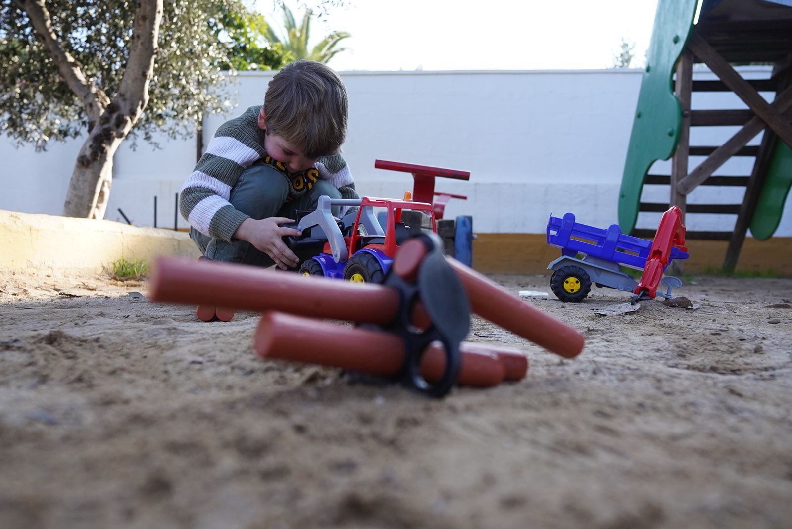 Un niño  juega en un parque de Córdoba